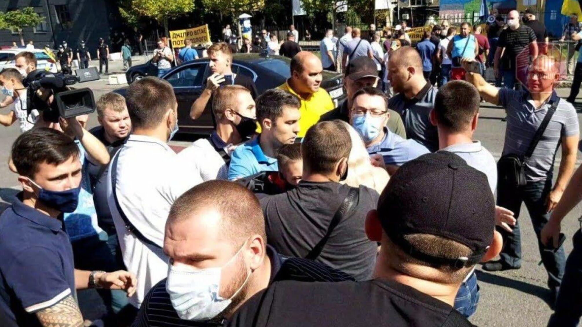 У Дніпрі охорона президента зламала ребро активістці (фото, відео)