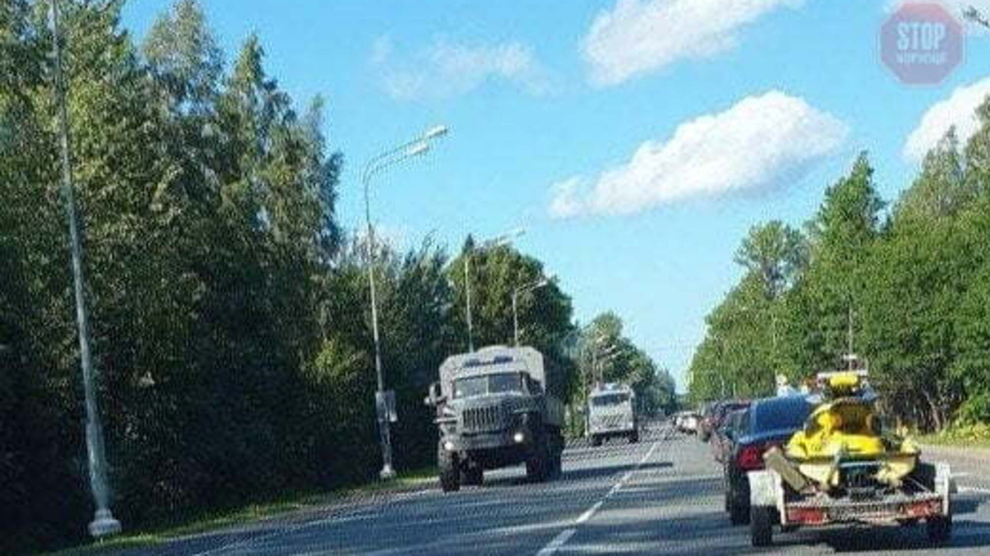 У 83 кілометрах від Білорусі помітили російські автозаки (відео)