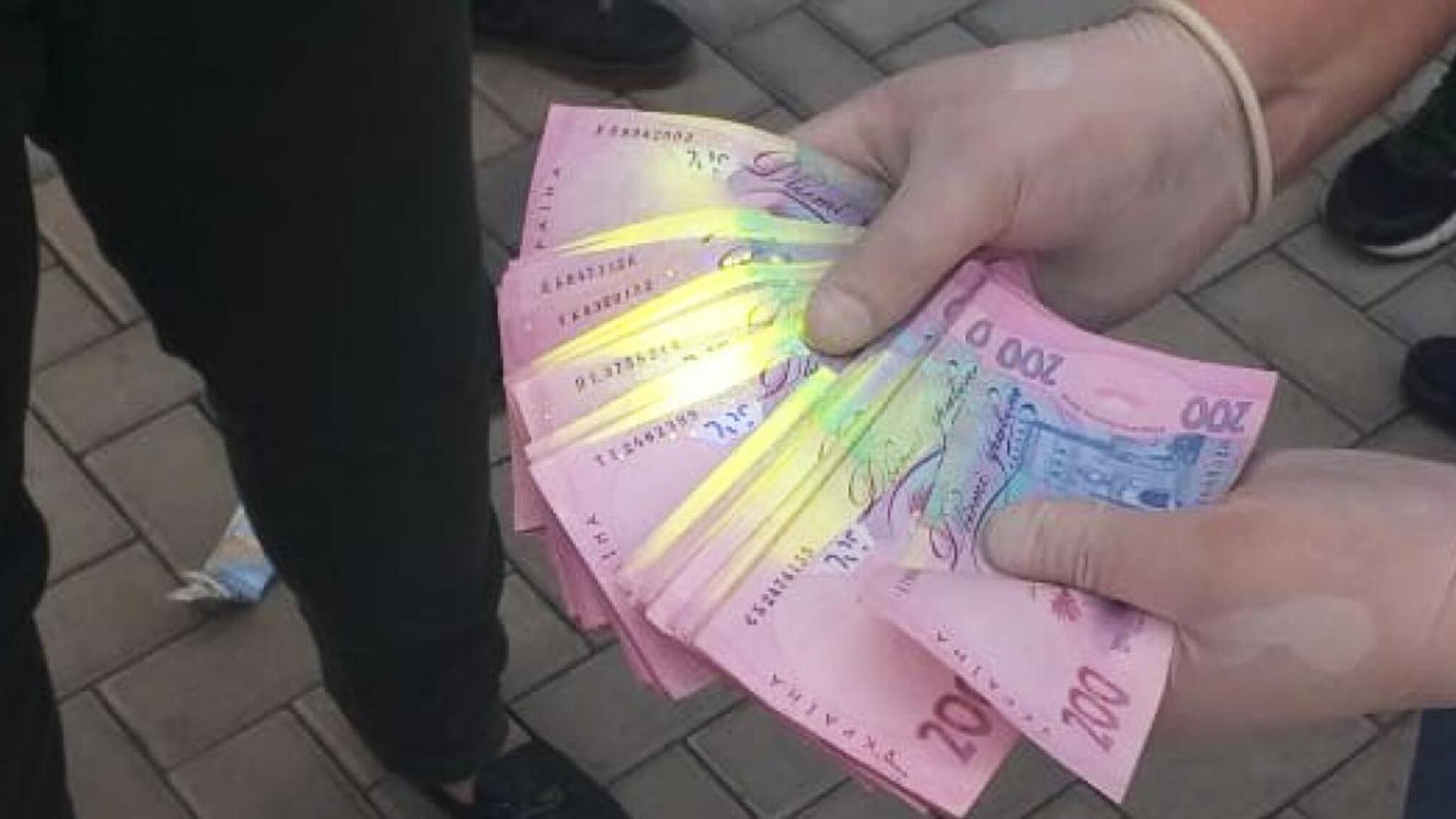 20 000 гривень за непритягнення до кримінальної відповідальності: ДБР викрило оперуповноваженого поліції Миколаївщини