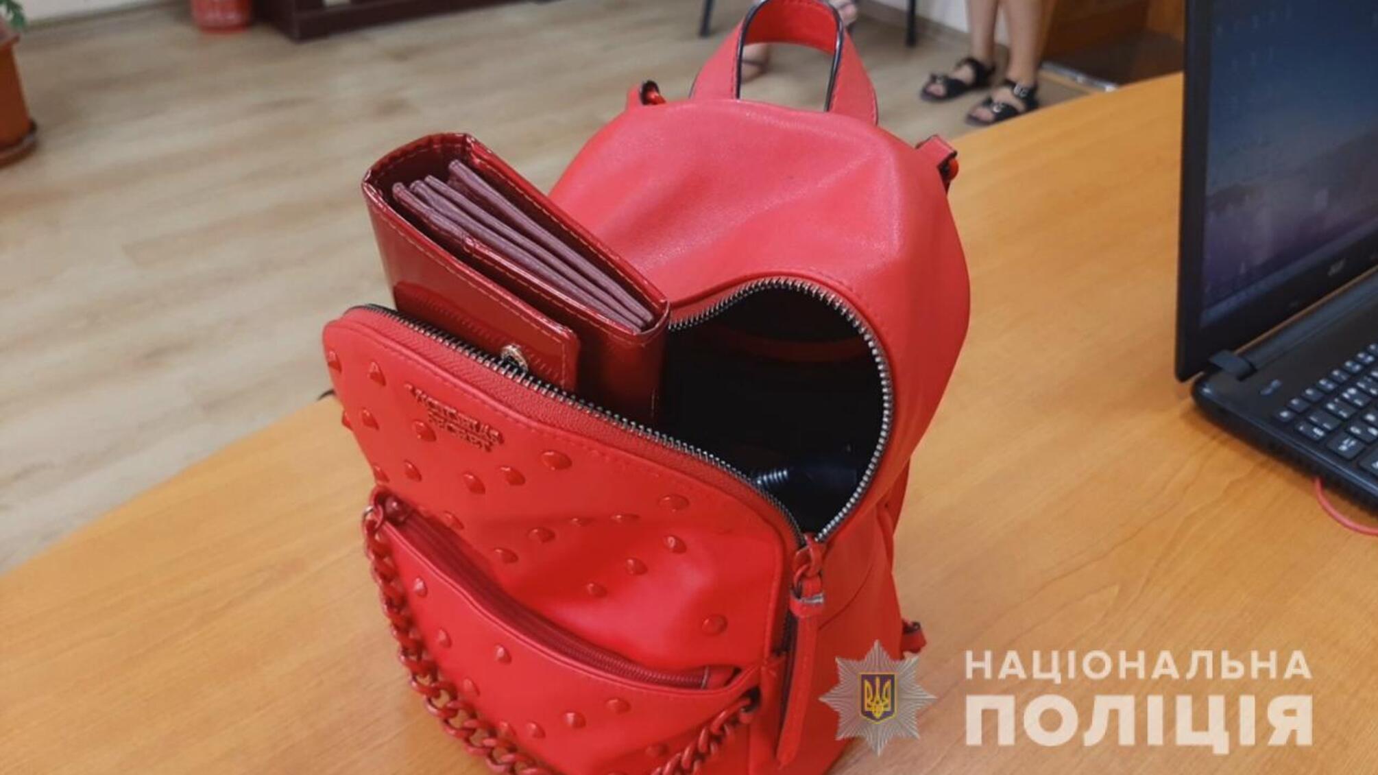 Одеські правоохоронці затримали жінку, яка на морвокзалі обікрала гостю зі столиці