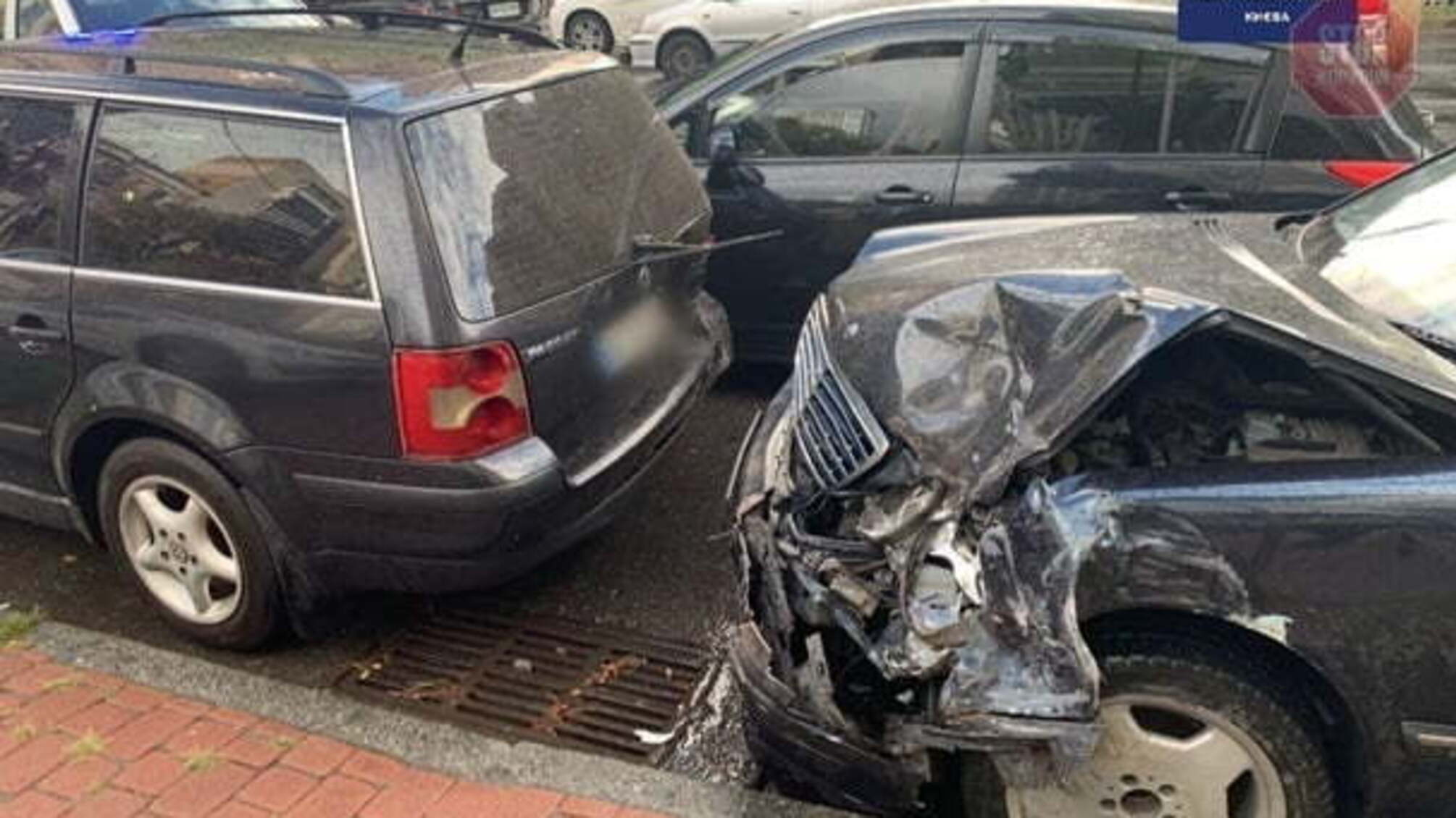 У столиці водій розбив п'ять авто, тікаючи від поліції (фото)