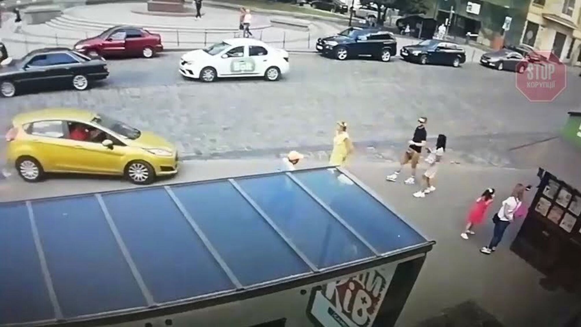У Львові автівка виїхала на тротуар і збила жінку (відео 18+)