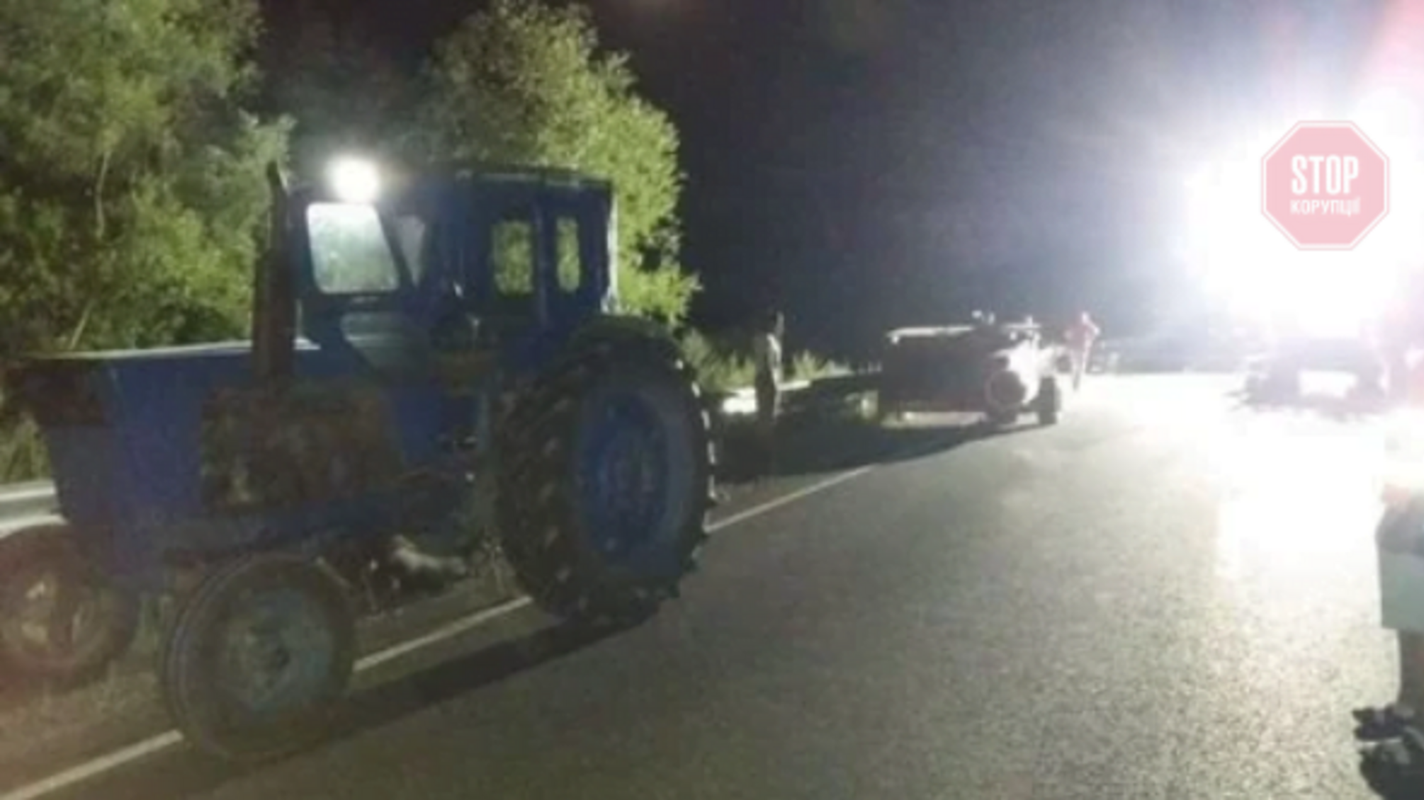 На Львівщині два мотоциклісти зіткнулися із трактором
