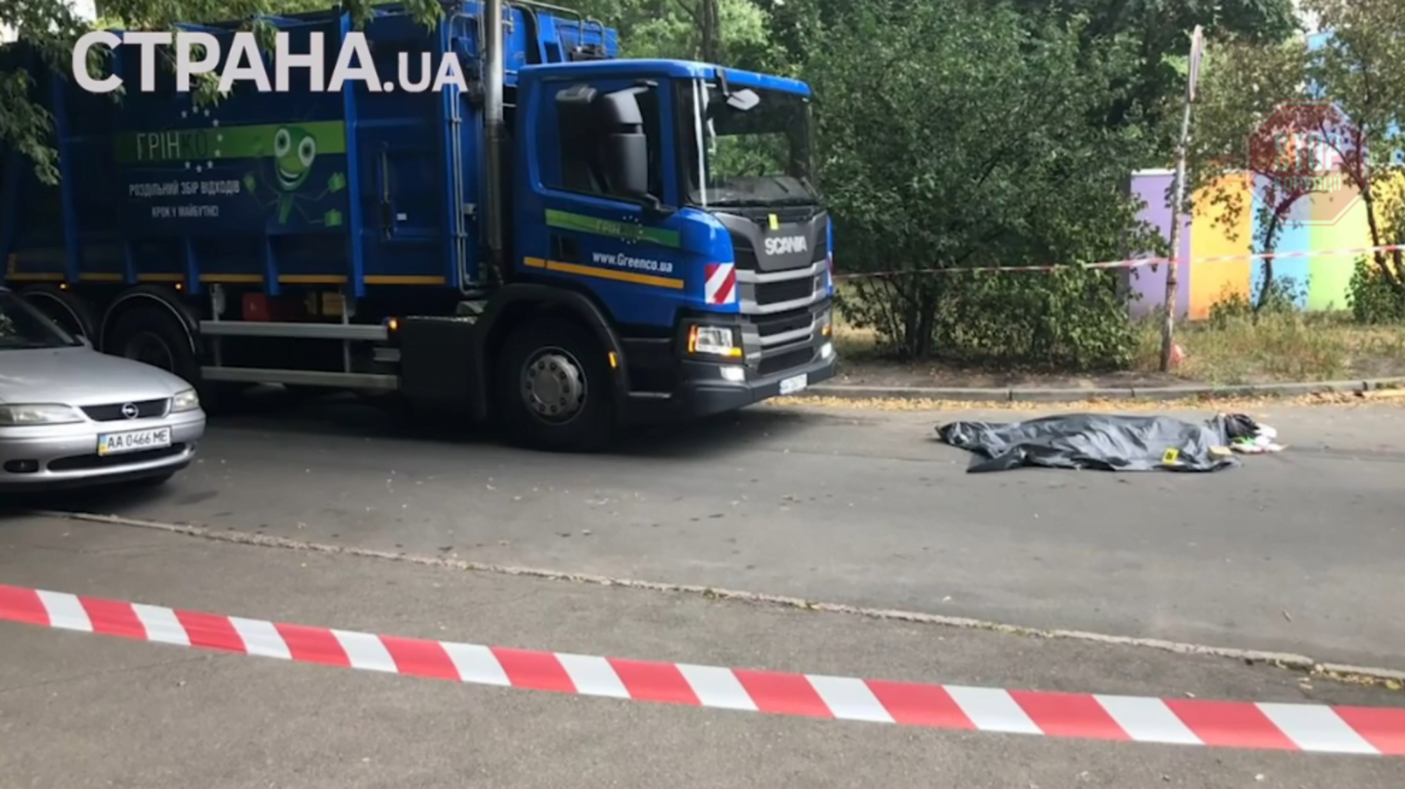 У столиці сміттєвоз переїхав жінку з дитиною (відео)