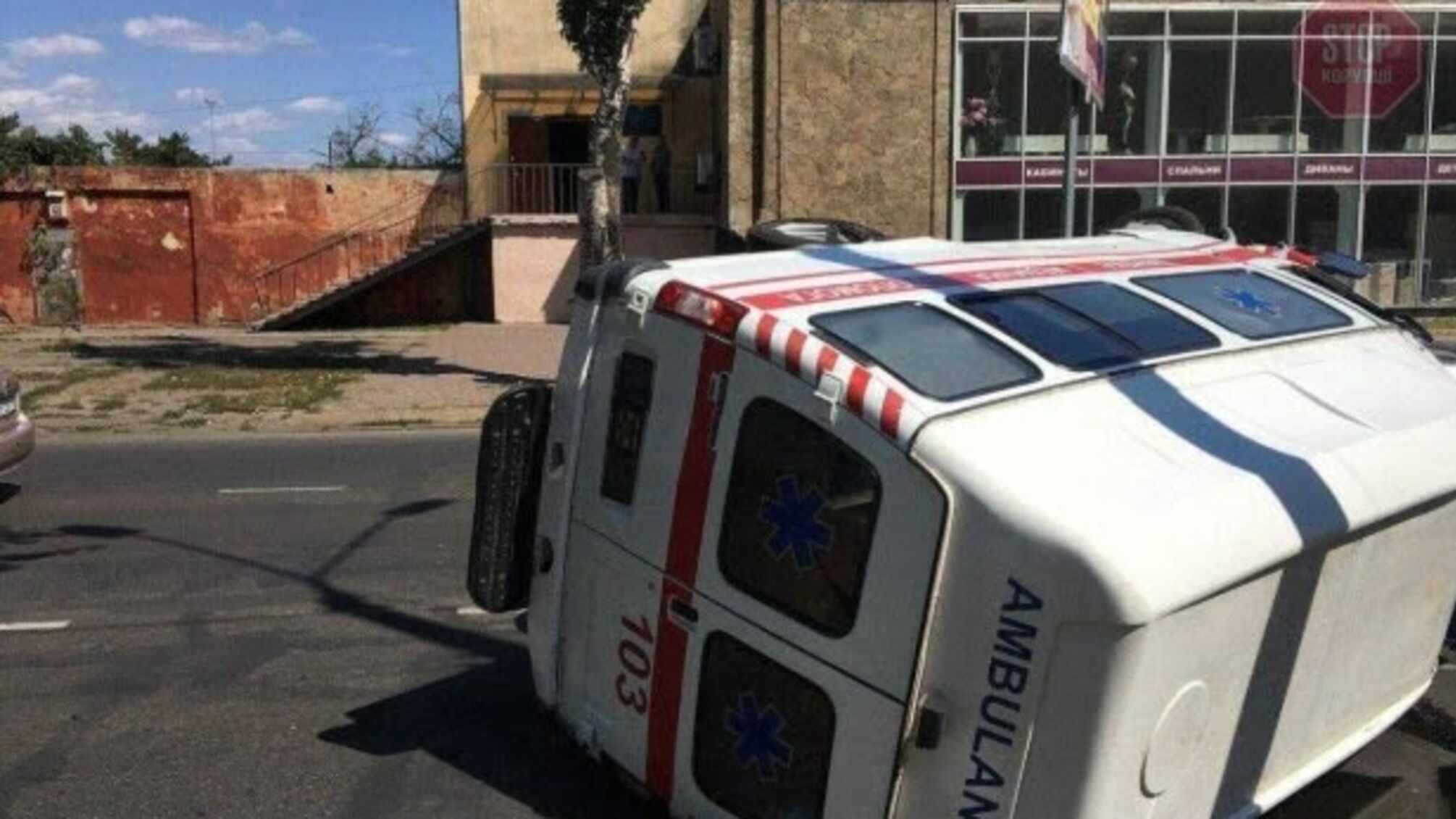 В Одесі перекинулася швидка, є постраждалий (фото, відео)