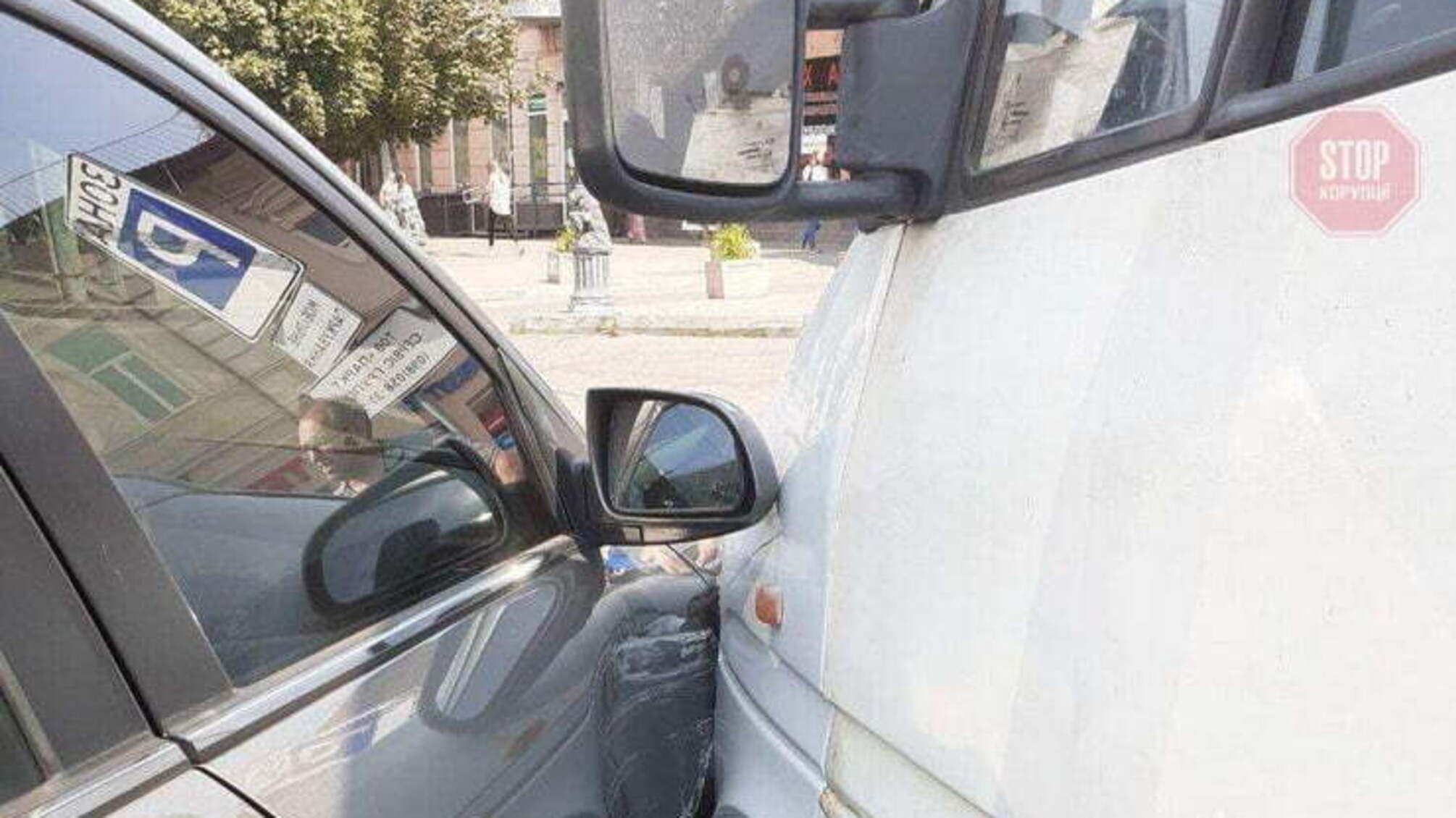 У Дніпрі іномарка протаранила маршрутку (відео)