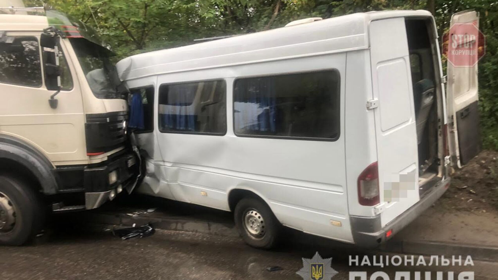 У Дніпрі два авто зустрілися лоб в лоб - 9 людей постраждали (фото)