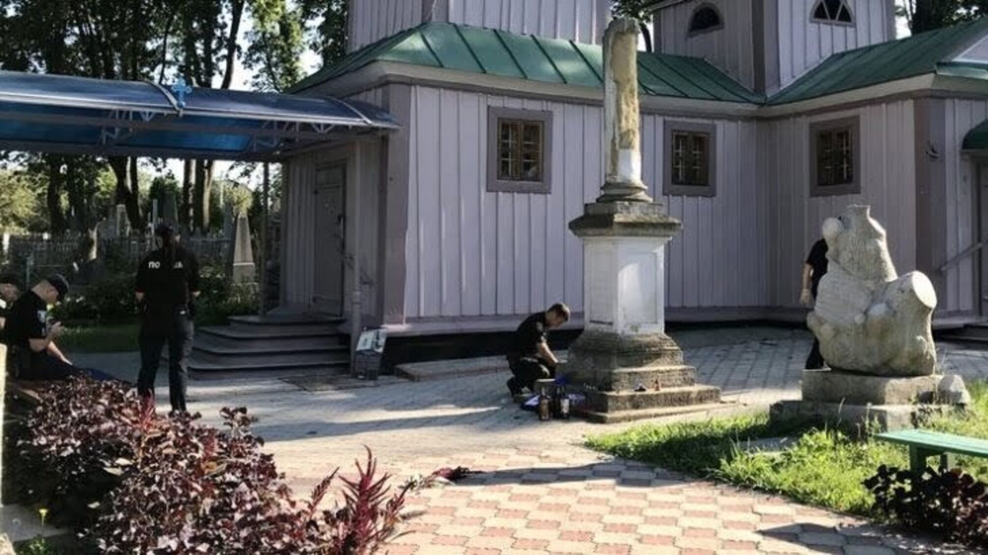 У Рівному вандали пошкодили церкву та надгробки