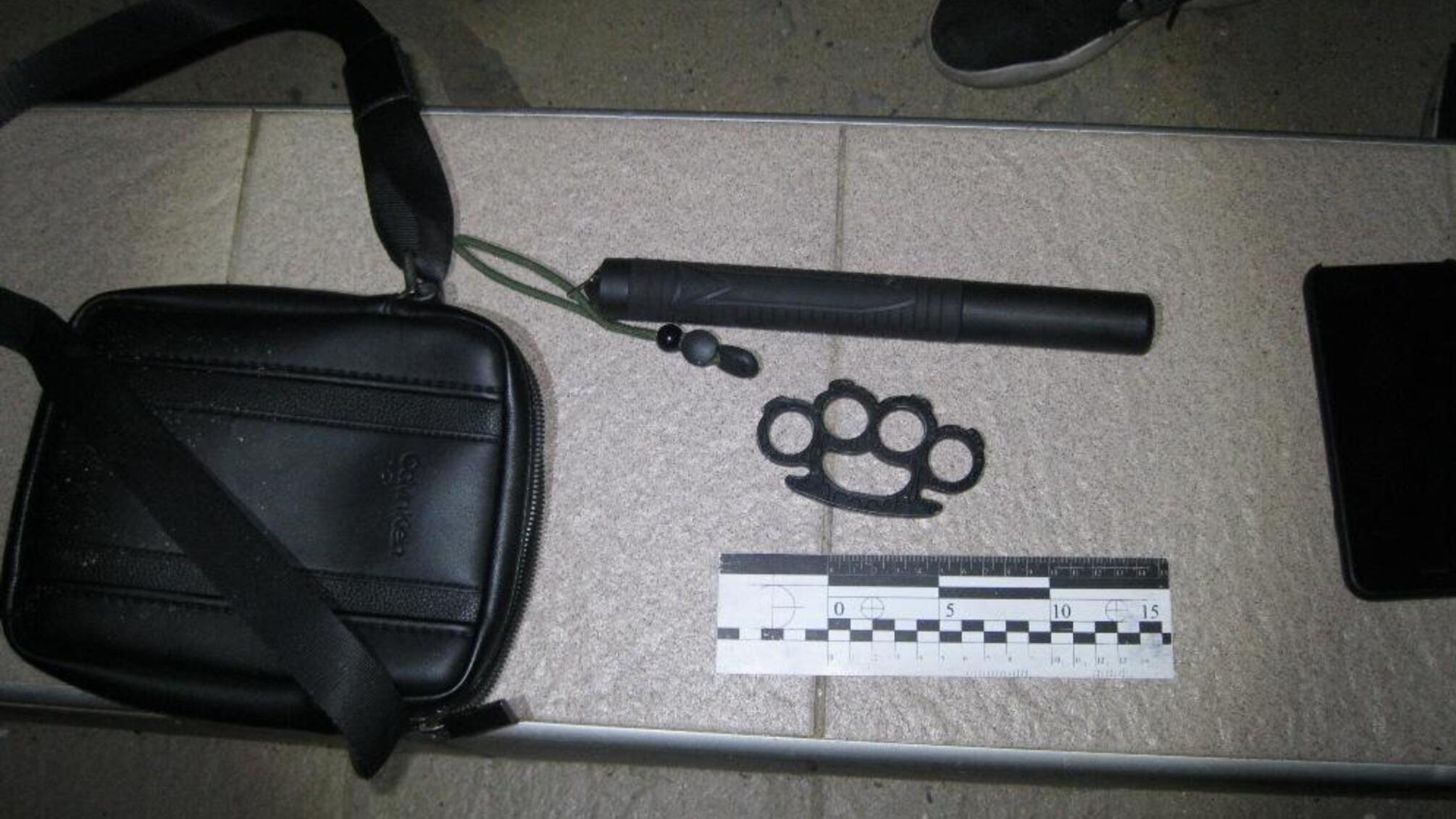 Холодну зброю та наркотики вилучили правоохоронці в трьох молодиків у Затоці