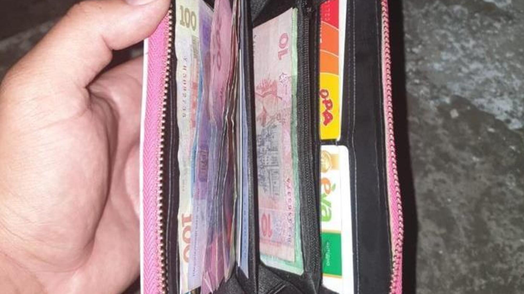 В Одесі правоохоронці на «гарячому» затримали неповнолітню із Закарпаття, яка в підземному переході обікрала перехожу