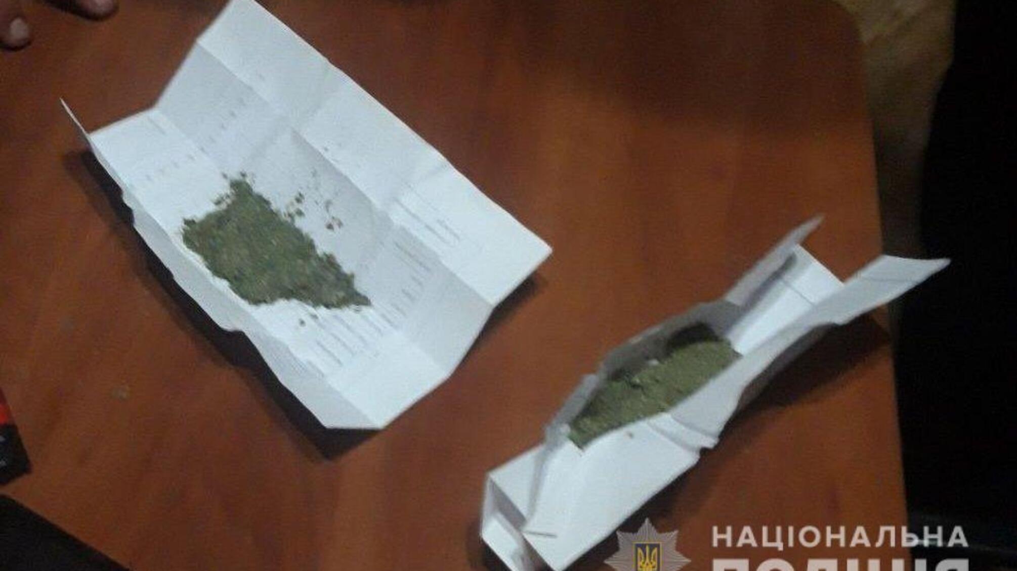 Правоохоронці притягують до відповідальності двох жителів Березівського району за незаконний збут наркотиків