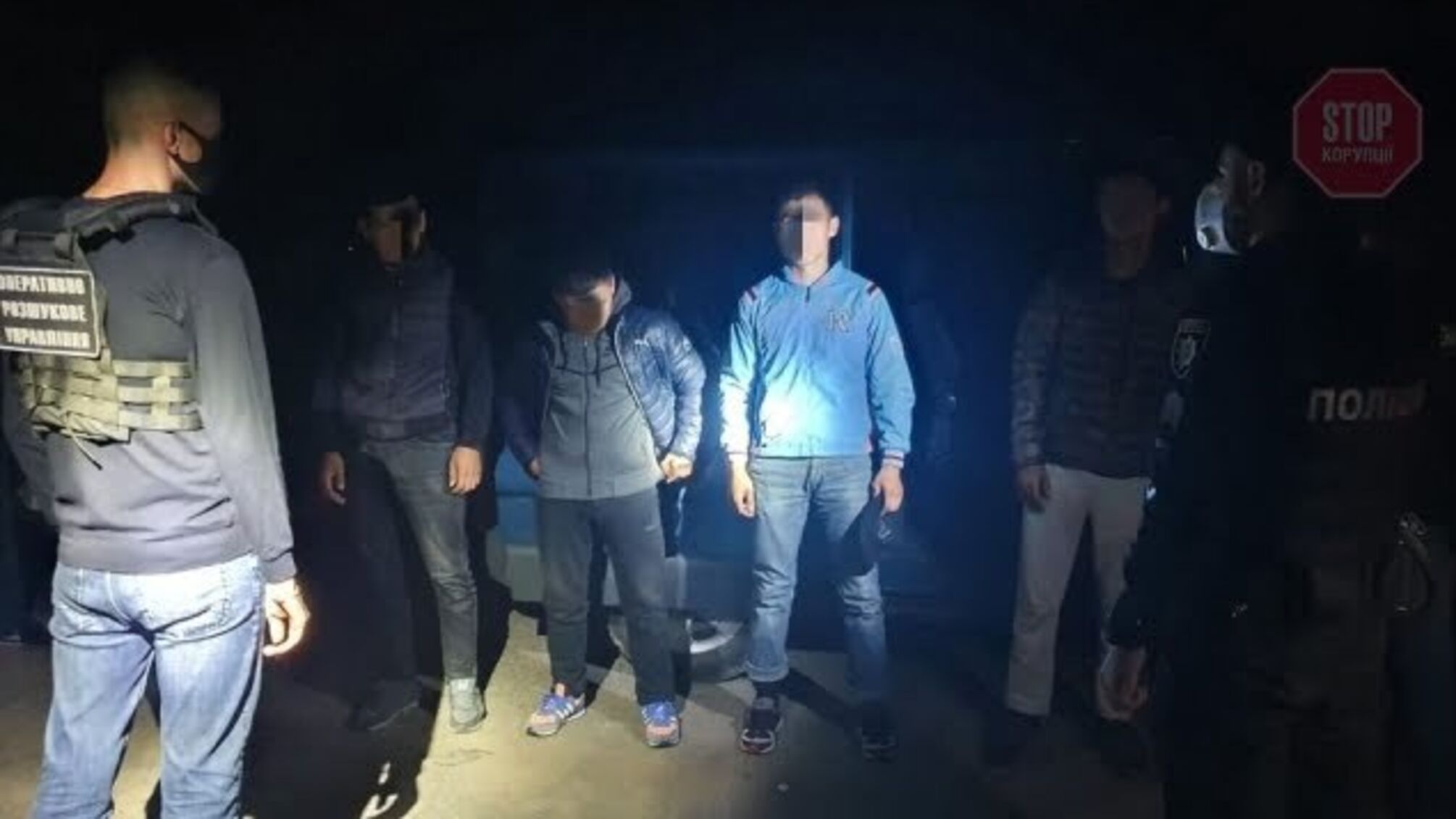 На Закарпатті зупинили іномарку з нелегалами (фото)