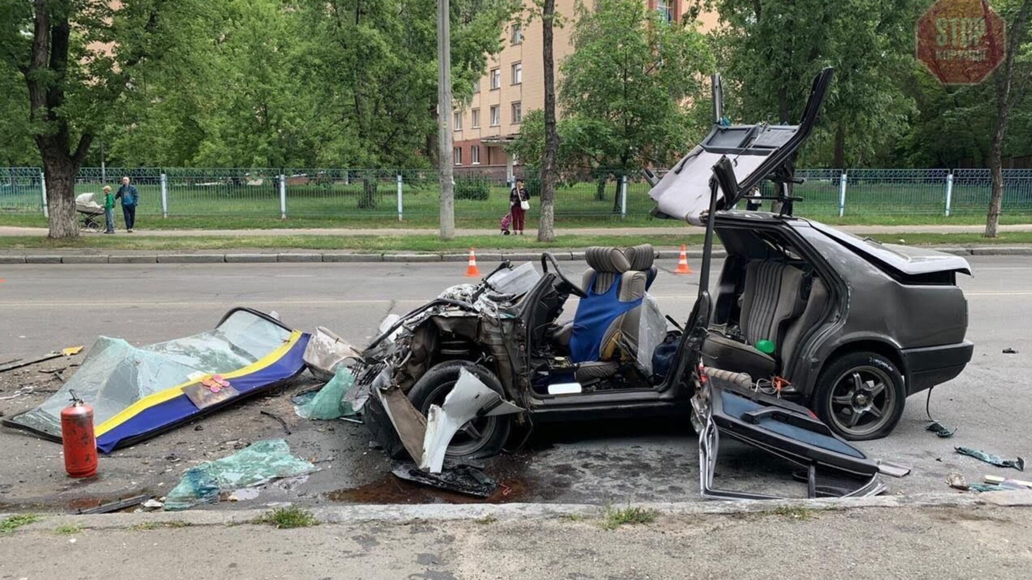 У Києві іномарка влетіла у маршрутку, є потерпілі (фото, відео)