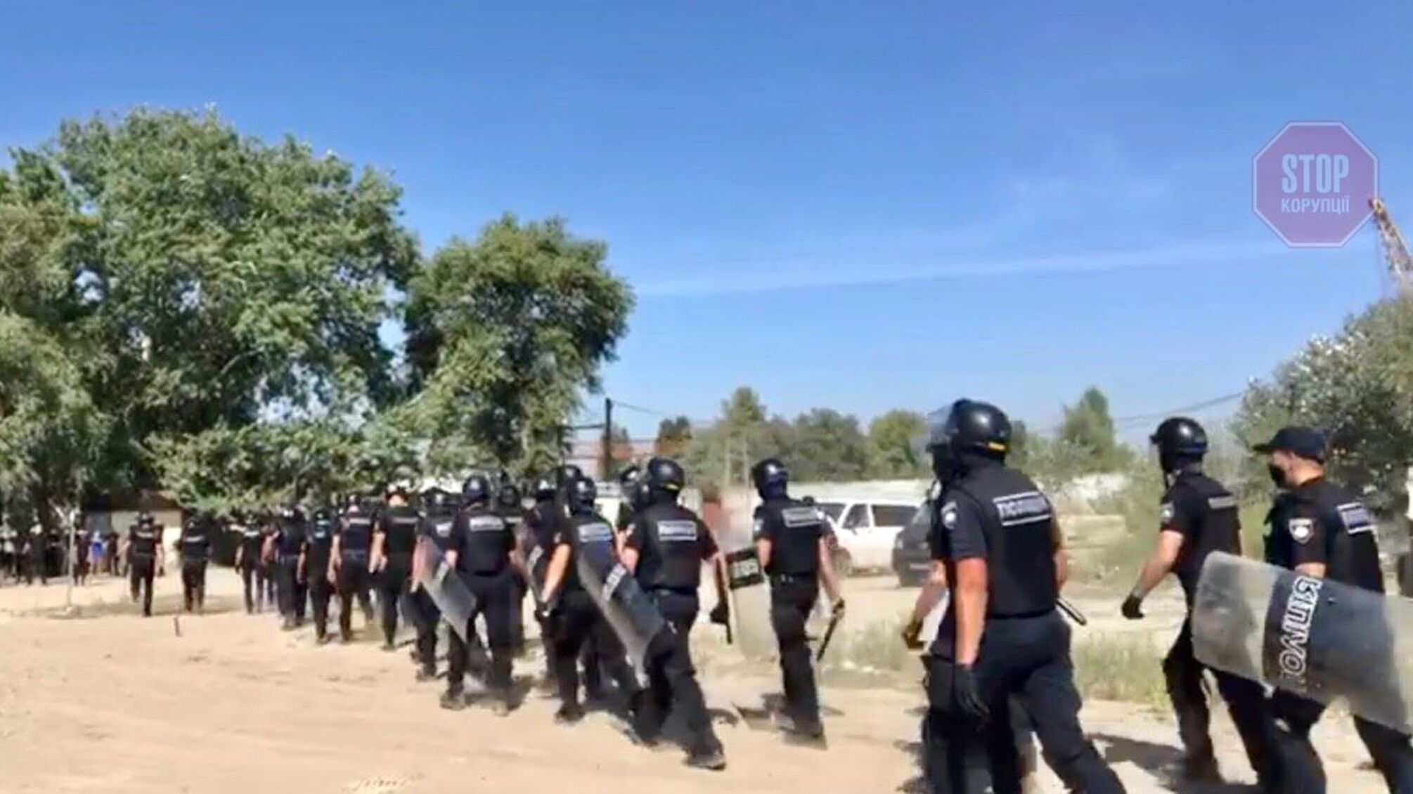 Автомобіль із вибухівкою: на столичних Видубичах спецзагін поліції зіткнувся з кількома сотнями тітушок (відео)