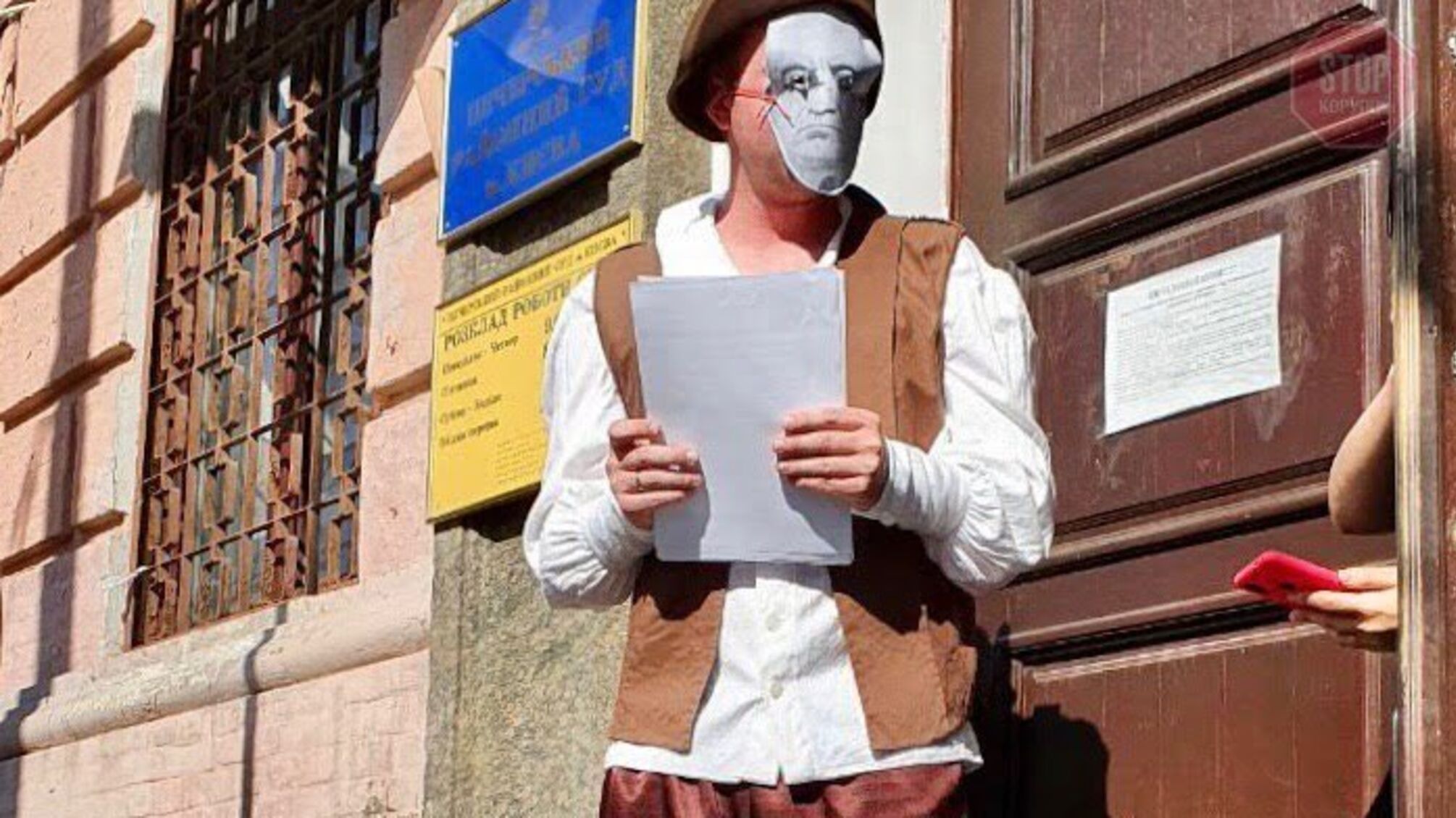 Перфоменс у центрі столиці: Тато Карло продає абетки під Печерським судом (фото)