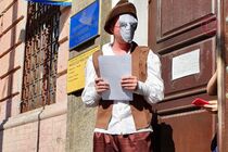Перфоменс у центрі столиці: Тато Карло продає абетки під Печерським судом (фото)
