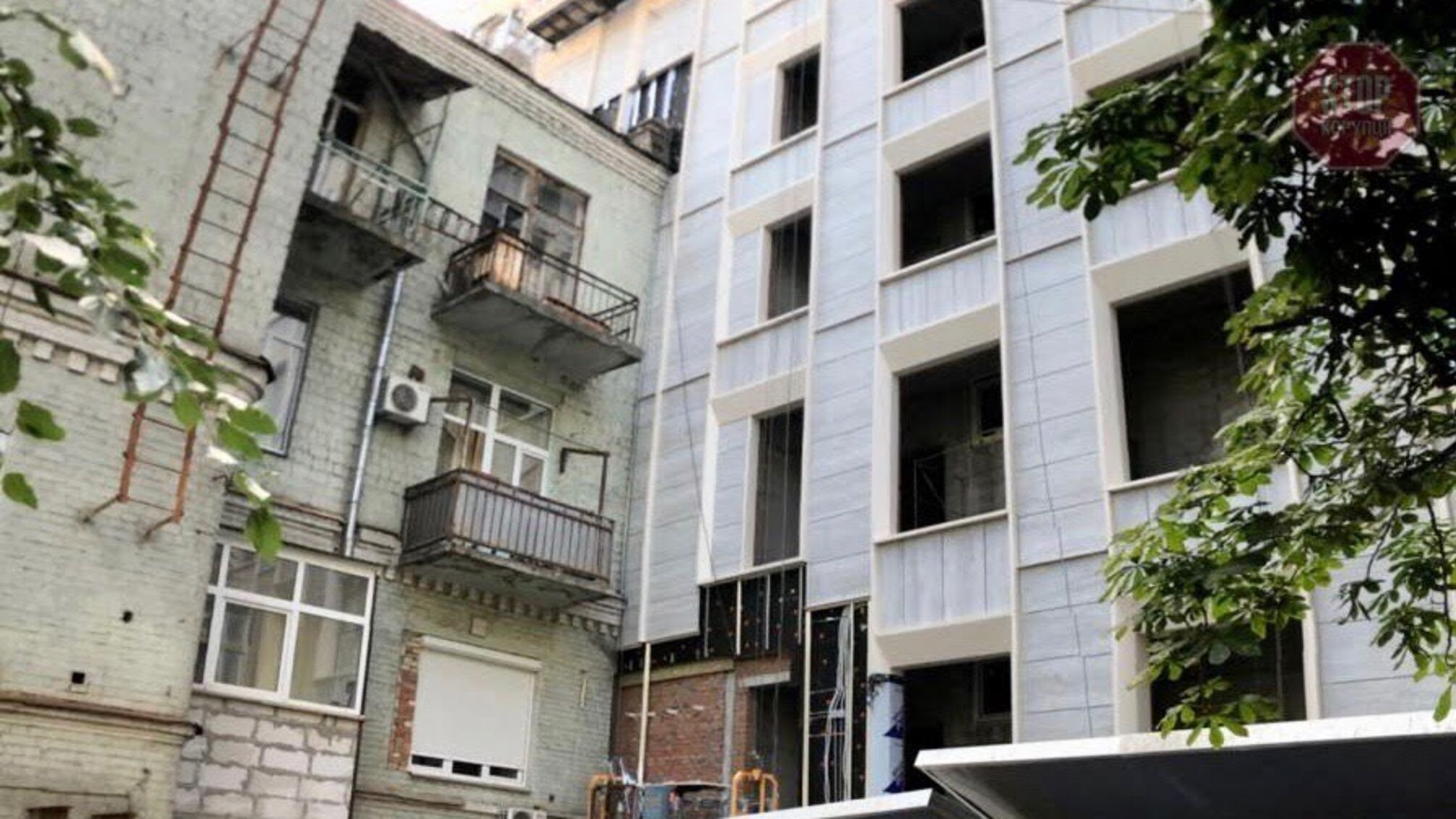 В історичному центрі столиці через незаконну багатоповерхівку розвалюється житловий будинок (фото)