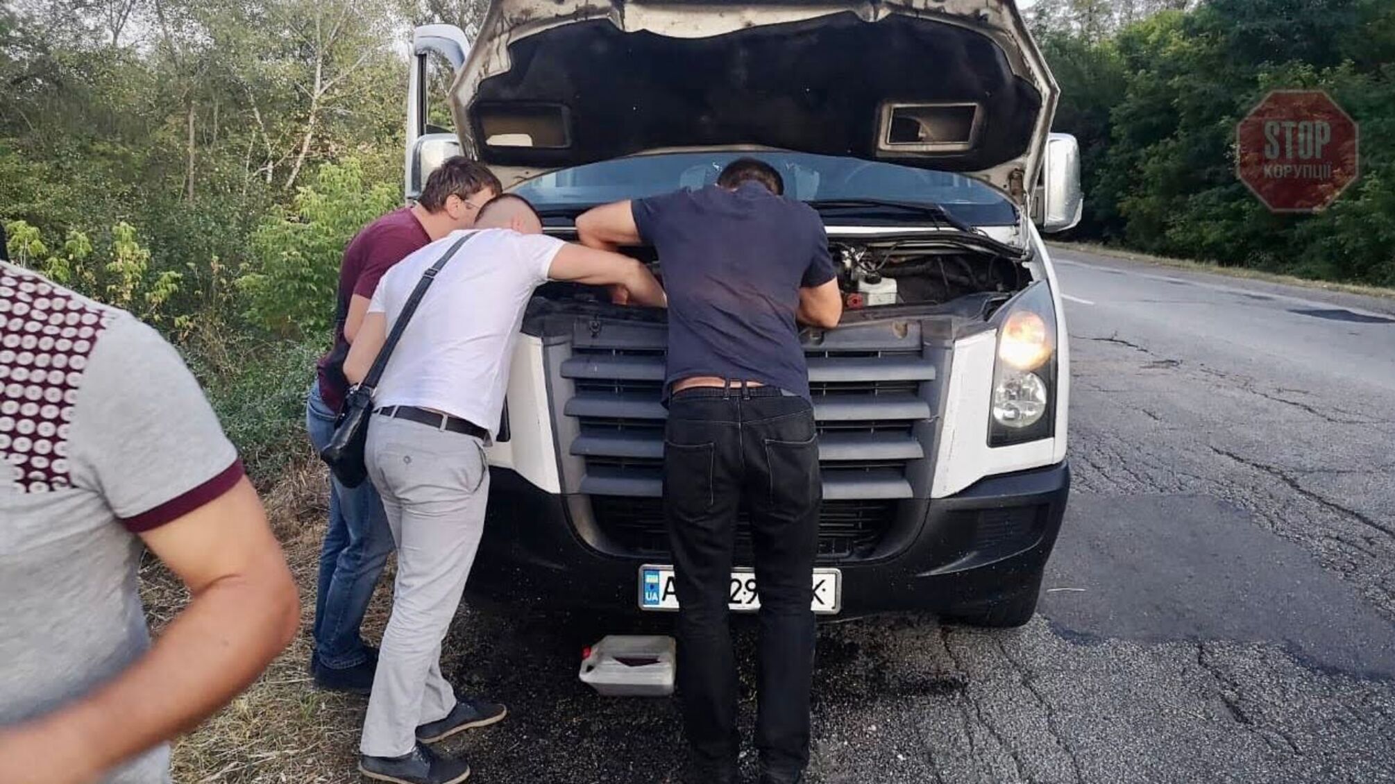 Радіатор вщент: на Дніпропетровщині через погану дорогу журналісти втрапили у ДТП (фото)