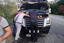 Радіатор вщент: на Дніпропетровщині через погану дорогу журналісти втрапили у ДТП (фото)