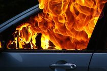 Чоловік посеред столиці підпалив шини на авто (фото)