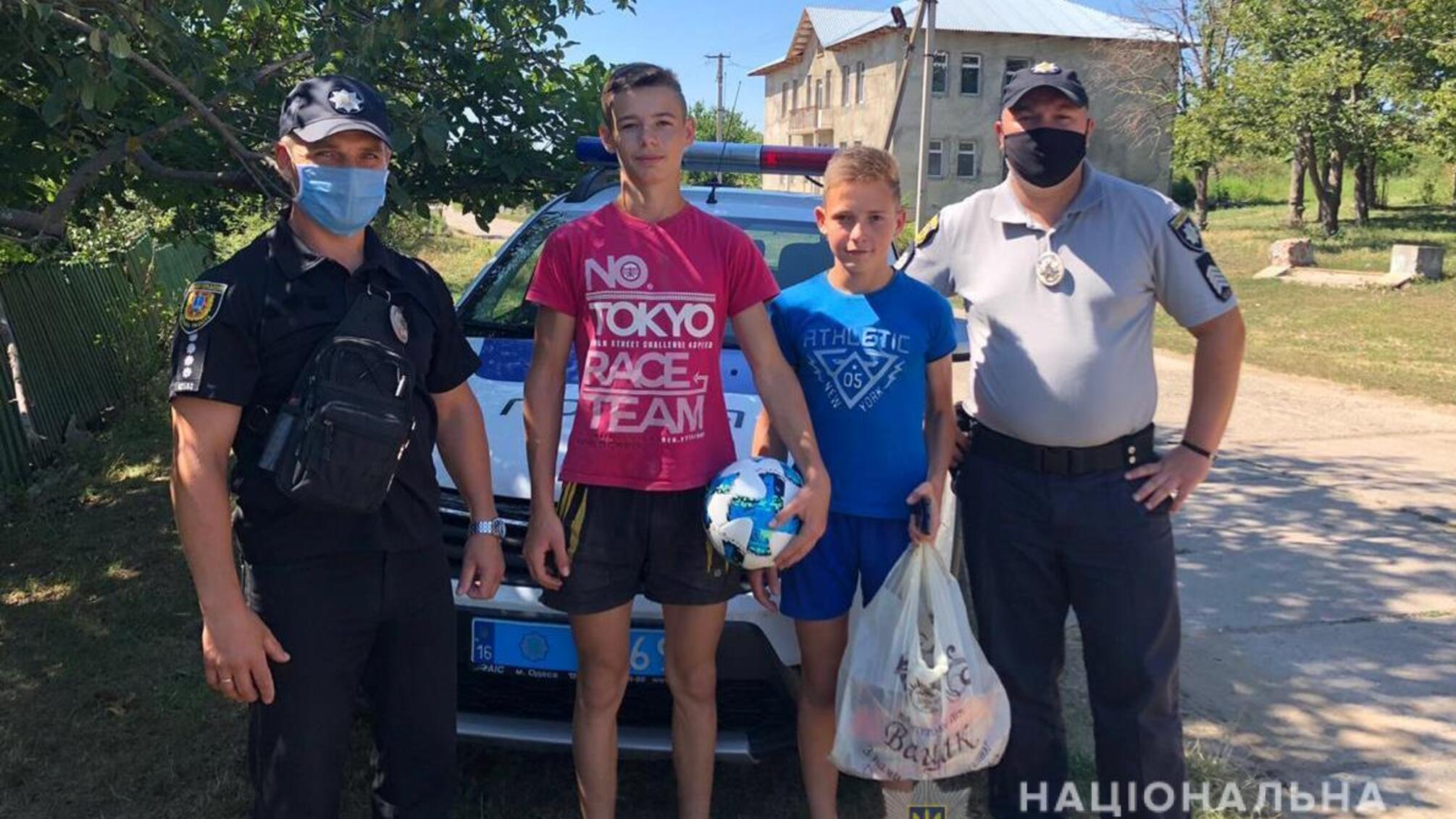 Поліцейські відзначили подарунками двох юних жителів Ананьївського району, які допомогли їм розшукати безвісти зниклого хворого хлопчика