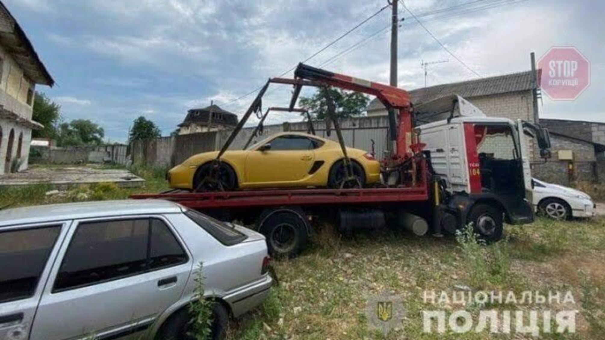 У Києві викрали 'Porsche' на евакуаторі