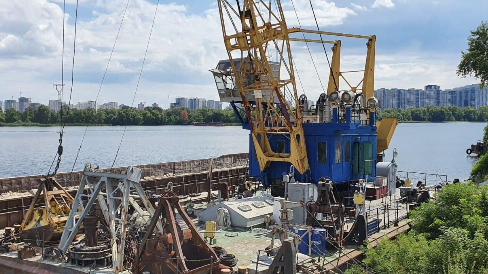 Депутат Київради захопив землю у Києві та постачає пісок заводу Ковальської