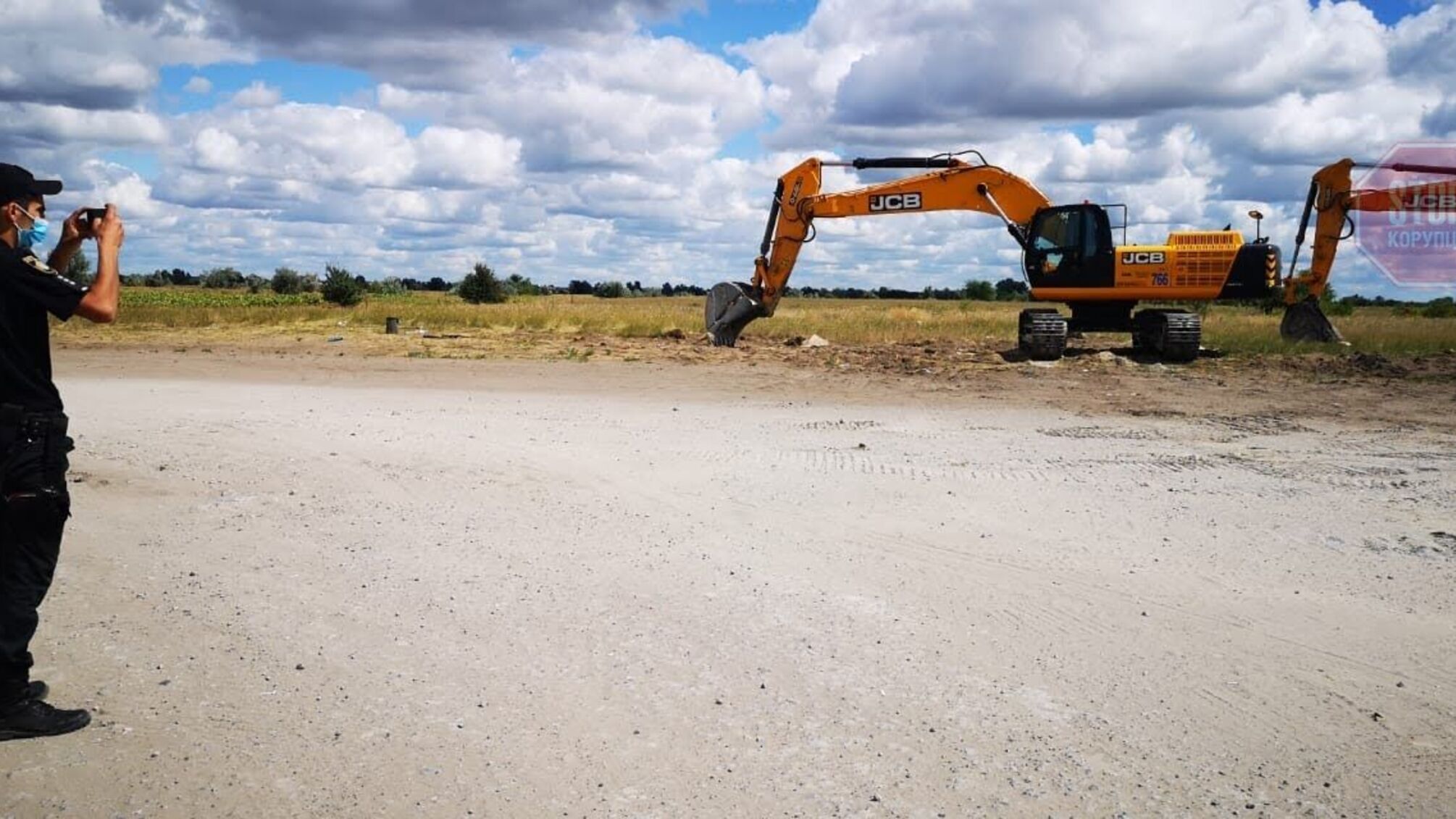 На Дніпропетровщині бізнесмен незаконно видобуває копалини у промислових масштабах: його впіймали на гарячому