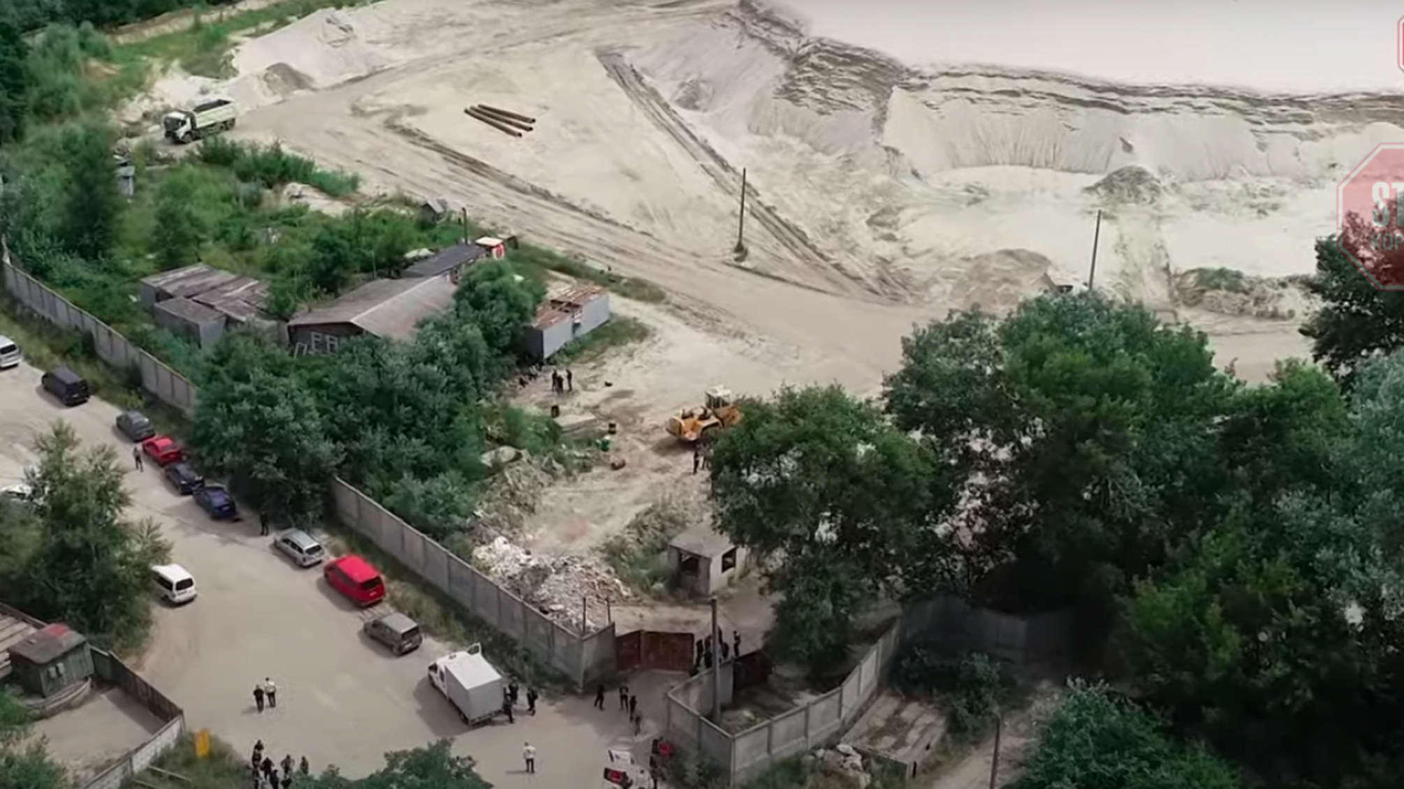 Попри заборону правоохоронців “Мостобуд” продовжує незаконну діяльність на Видубичах (відео)