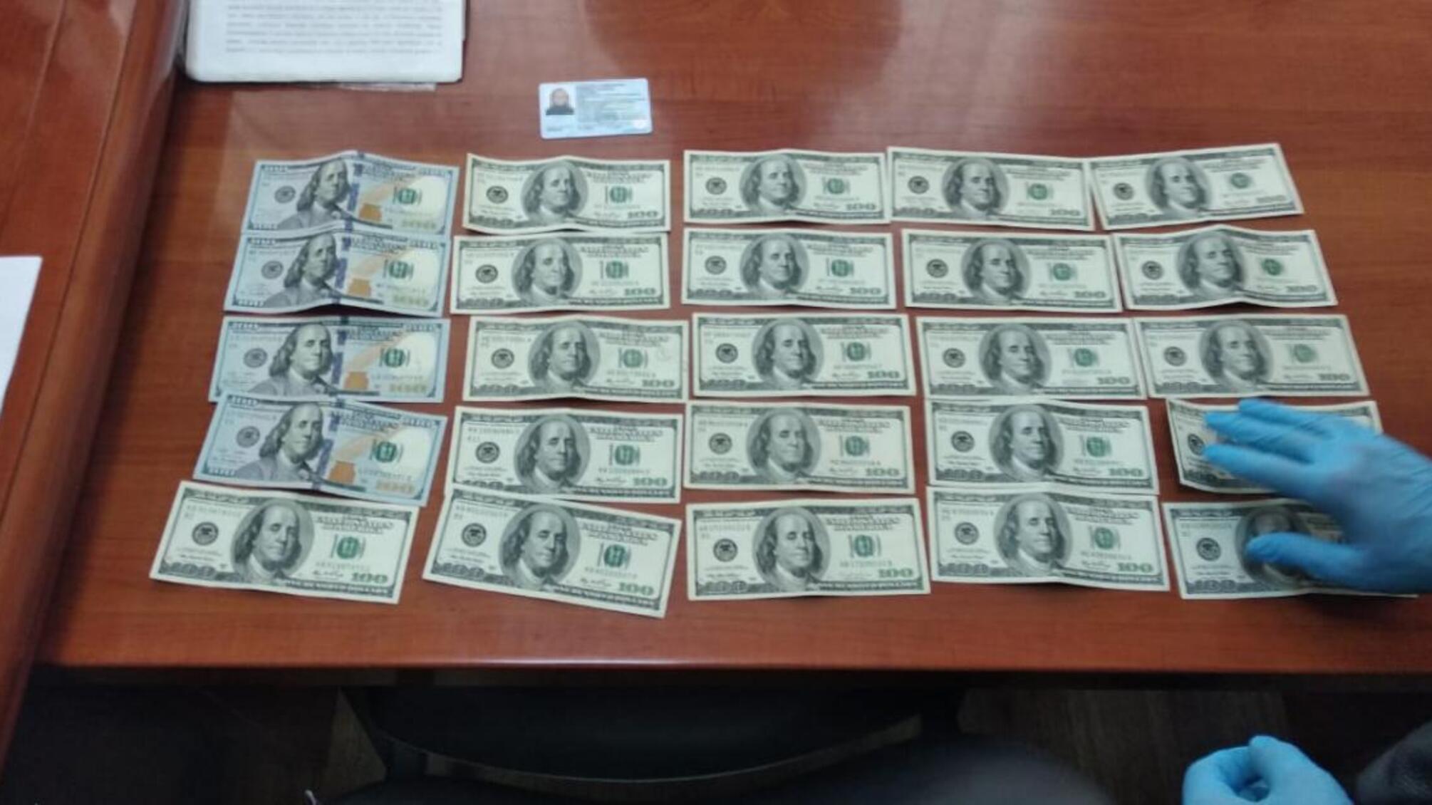 Громадянство України за 2 500 доларів - ДБР затримало посадовицю ДМС в Запорізькій області