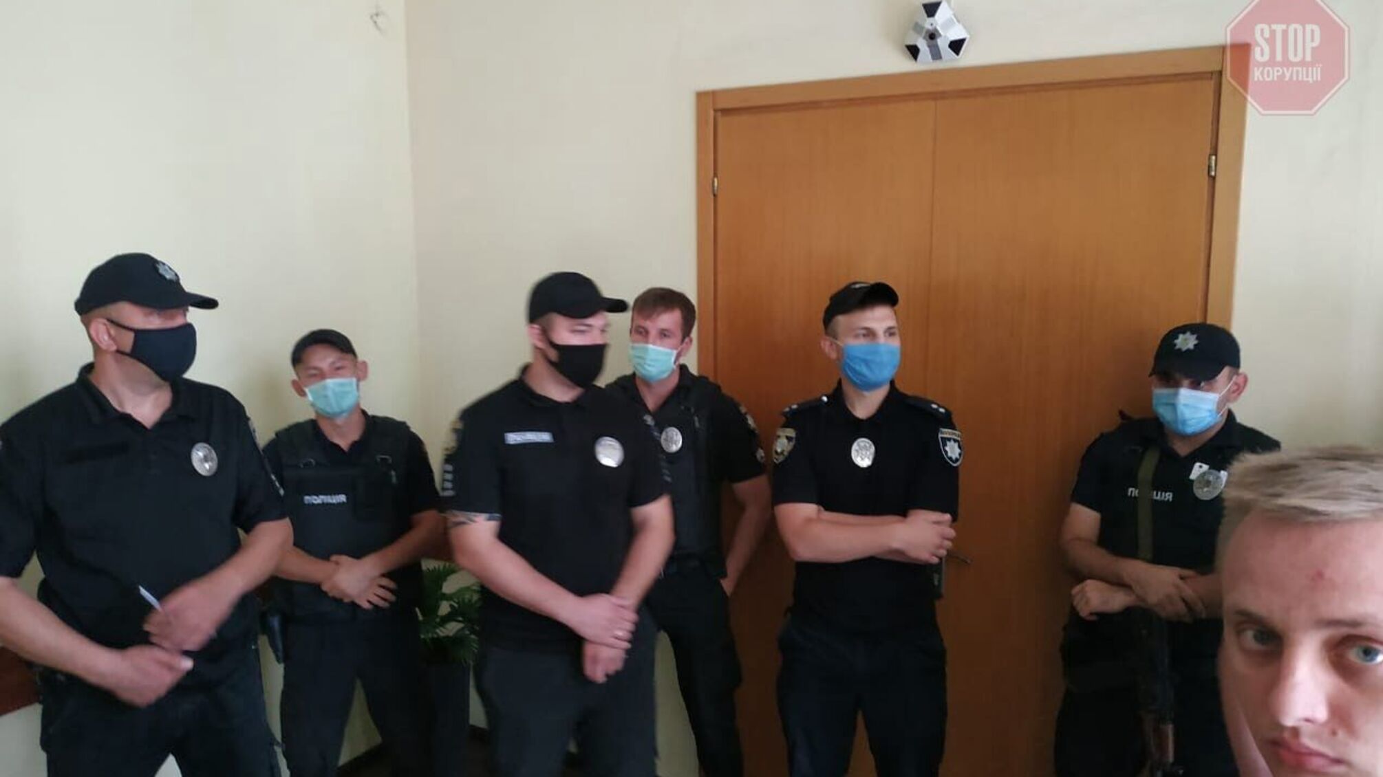 На Дніпропетровщині десяток поліцейських з автоматами захищали мера від журналістів (відео)