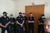 На Дніпропетровщині десяток поліцейських з автоматами захищали мера від журналістів (відео)