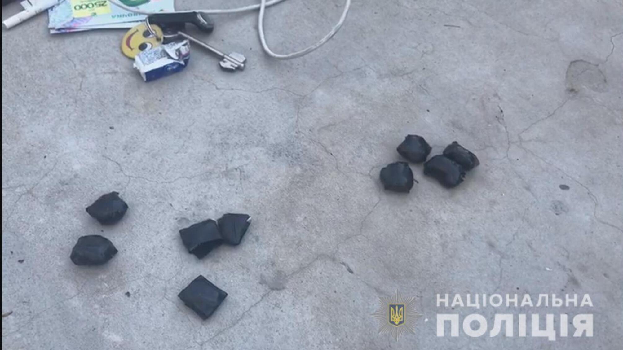 Южненські поліцейські викрили двох молодиків у незаконному зберіганні наркотиків