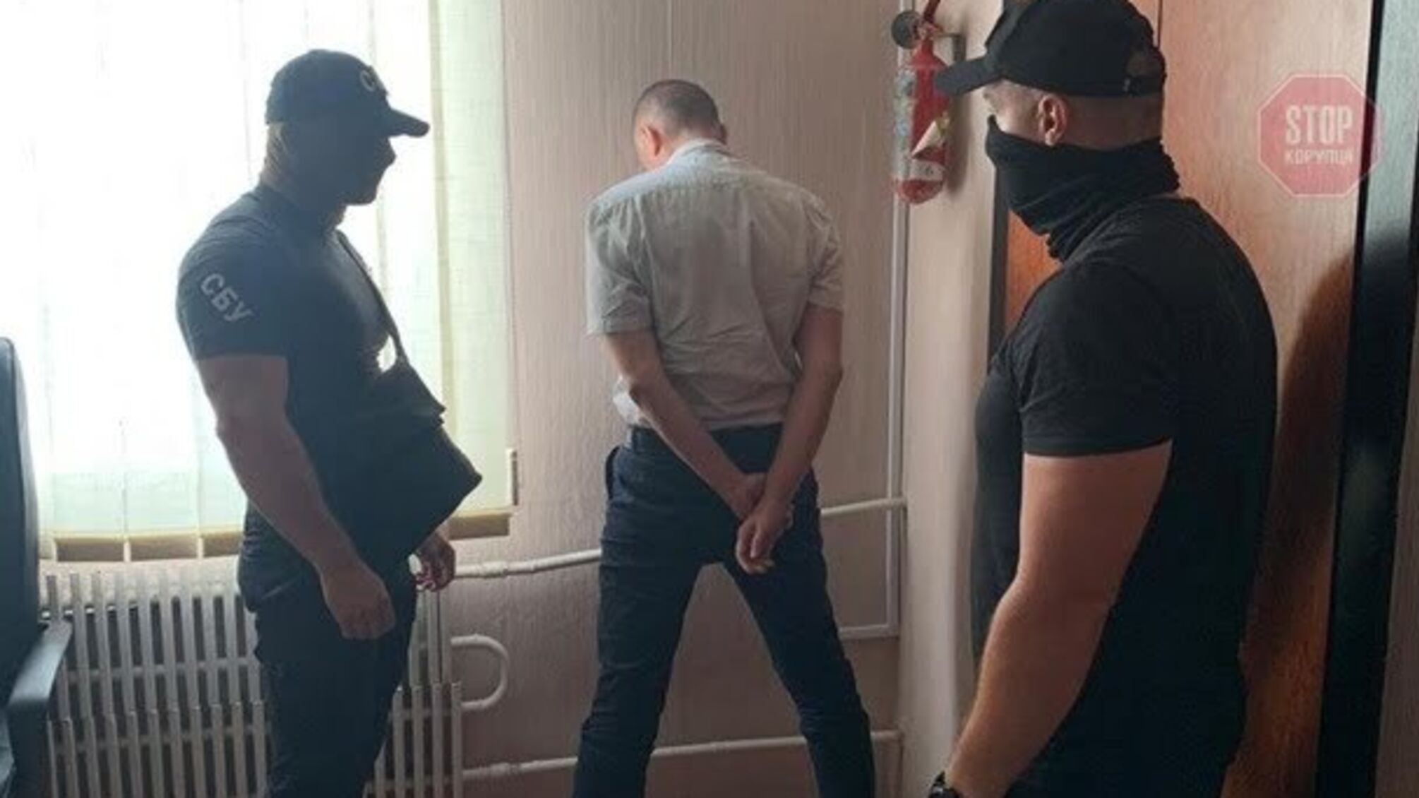 У Закарпатській області на доларовому хабарі затримали посадовця міграційної служби