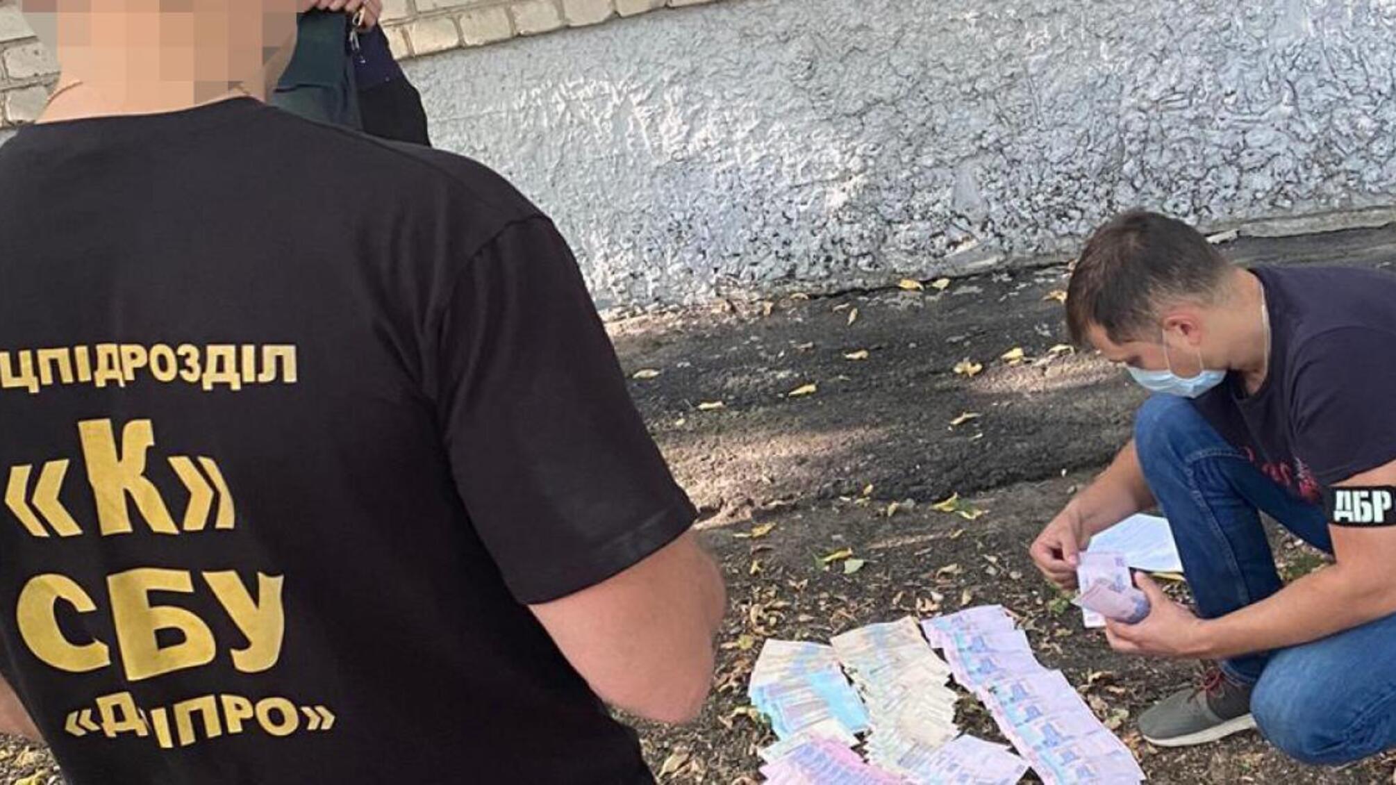 ДБР затримало 'на гарячому' прокурора однієї з місцевих прокуратур Дніпропетровської області під час одержання хабара (ВІДЕО)