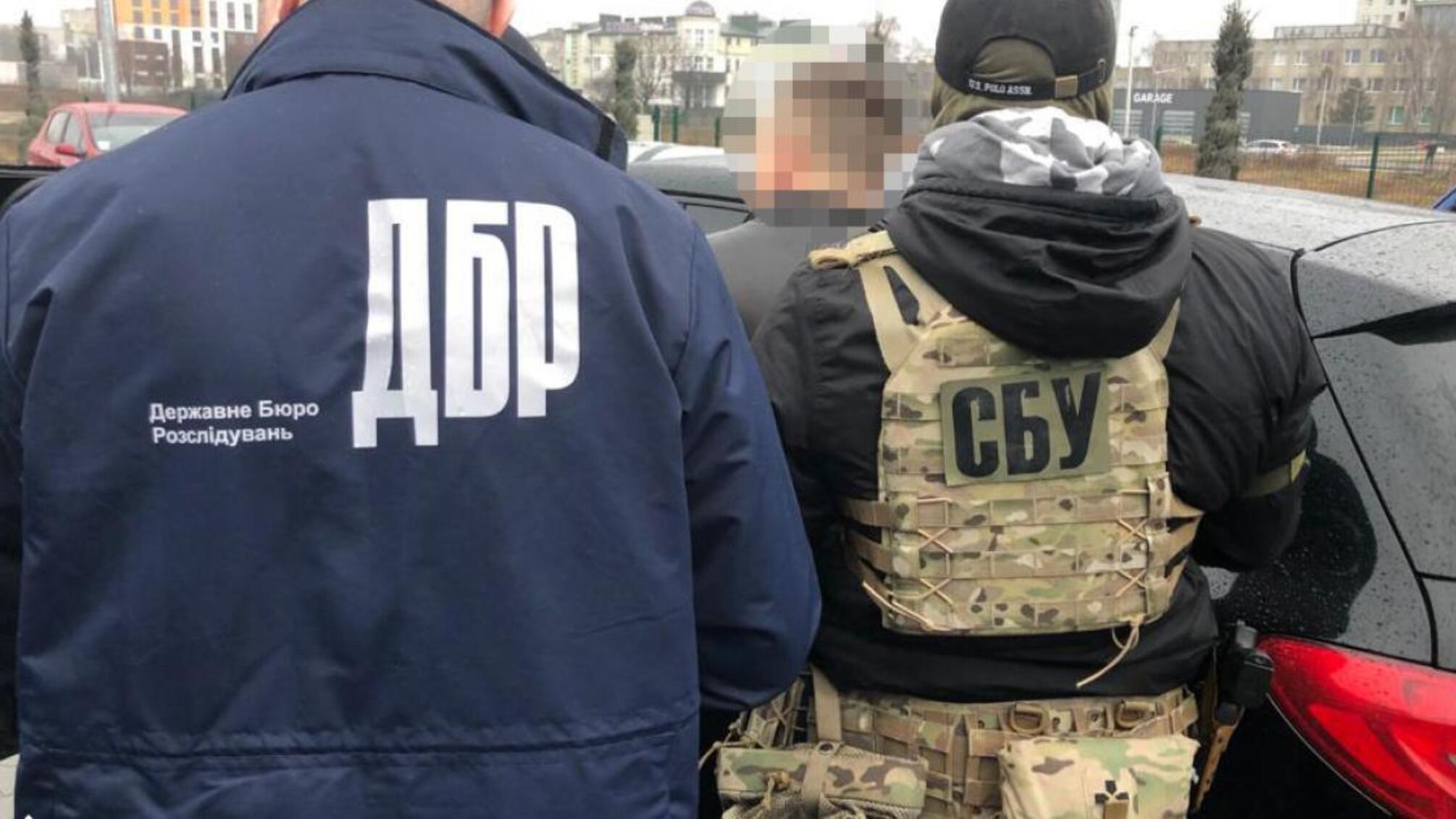 Понад 12 000 доларів за розмитнення 306 транспортних засобів - працівників ДМС судитимуть за одержання хабара