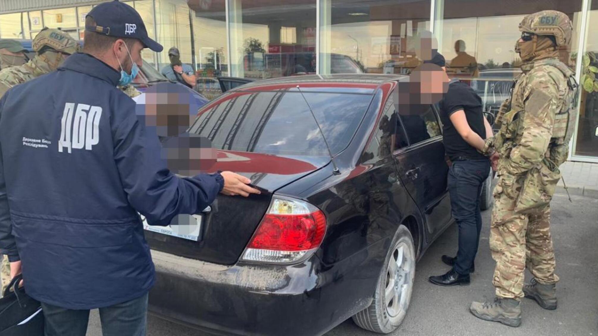 Вимагання 40 000 доларів з погрозами розправи - ДБР затримало керівника підприємства, посадовця ДПС та двох «кримінальних елементів» (ВІДЕО)