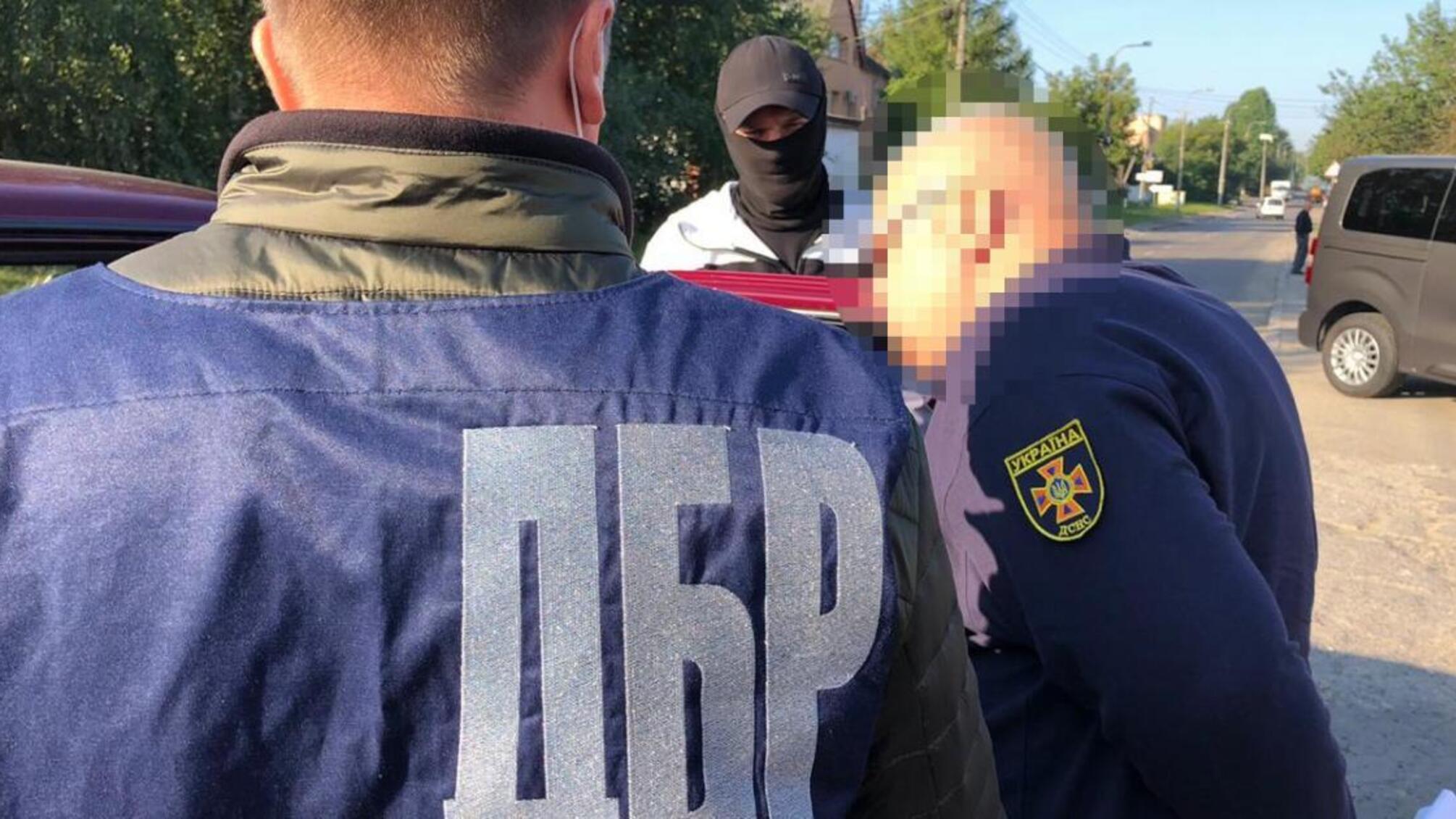 Хабар за «знижку» на оренду техніки - слідчі ДБР затримали посадовця ДСНС в Рівненській області