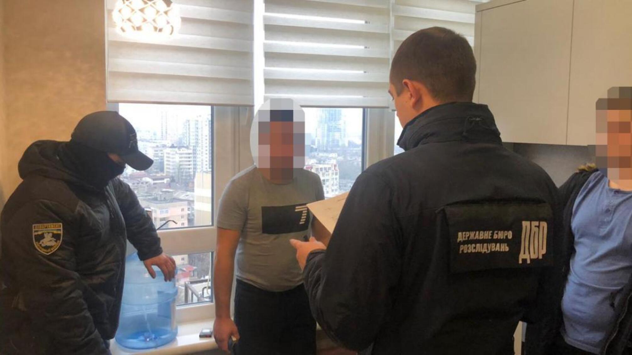 4 учасники злочинної групи, серед яких двоє правоохоронців та іноземець у розшуку Інтерполу, постануть перед судом за шахрайське заволодіння майже 20 тисячами євро