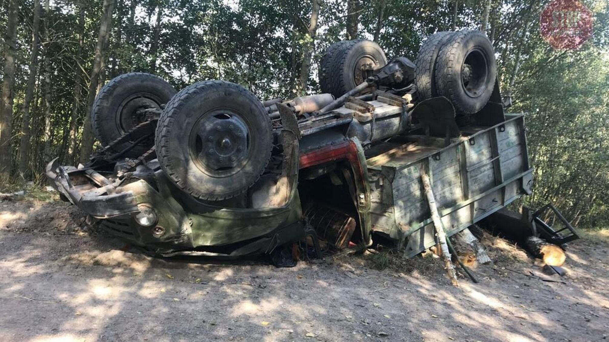 На Житомирщині сталася ДТП: перевернулась вантажівка “ЗІЛ” (фото)