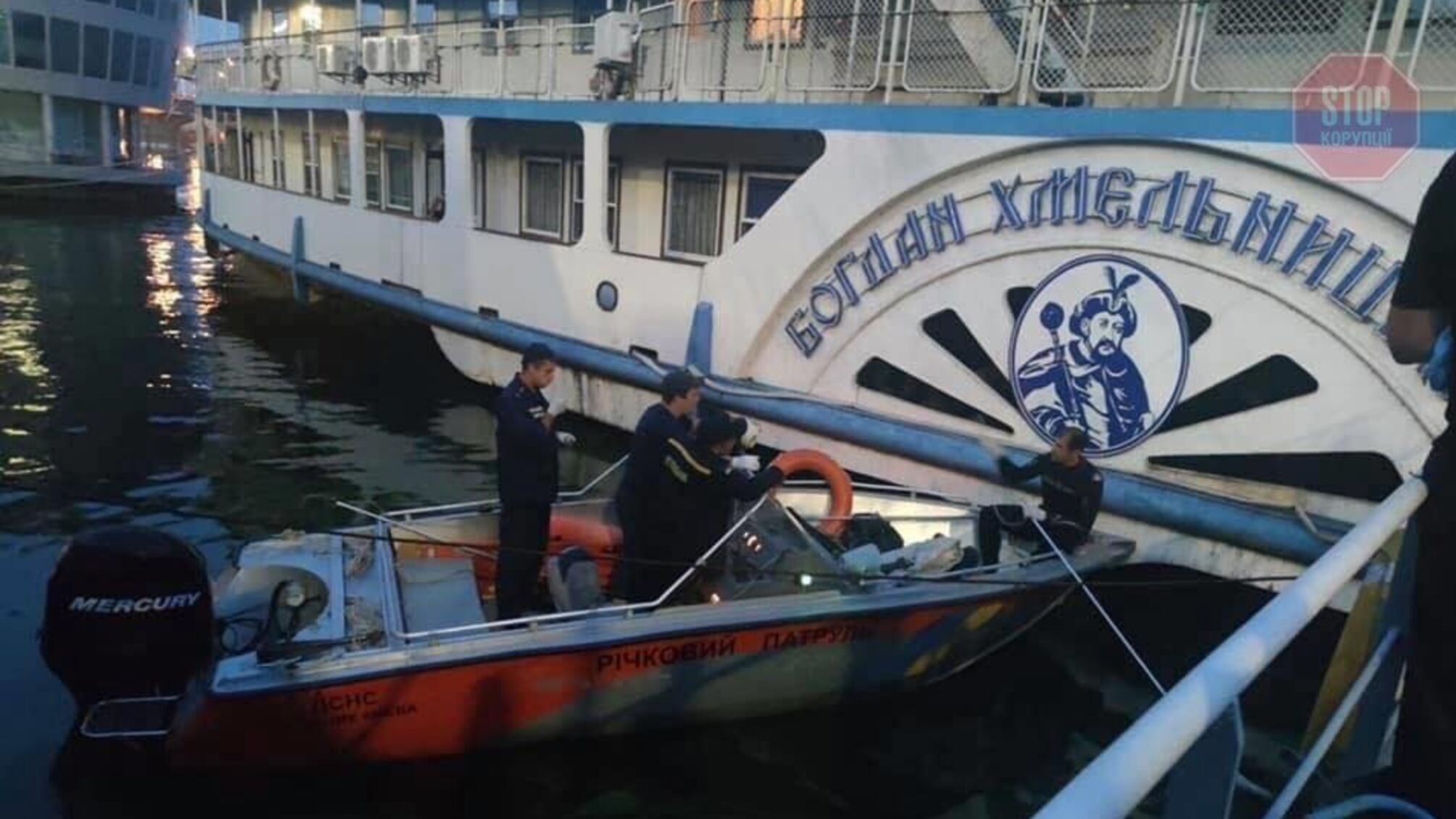 У Києві рятувальники дістали потопельника з Дніпра