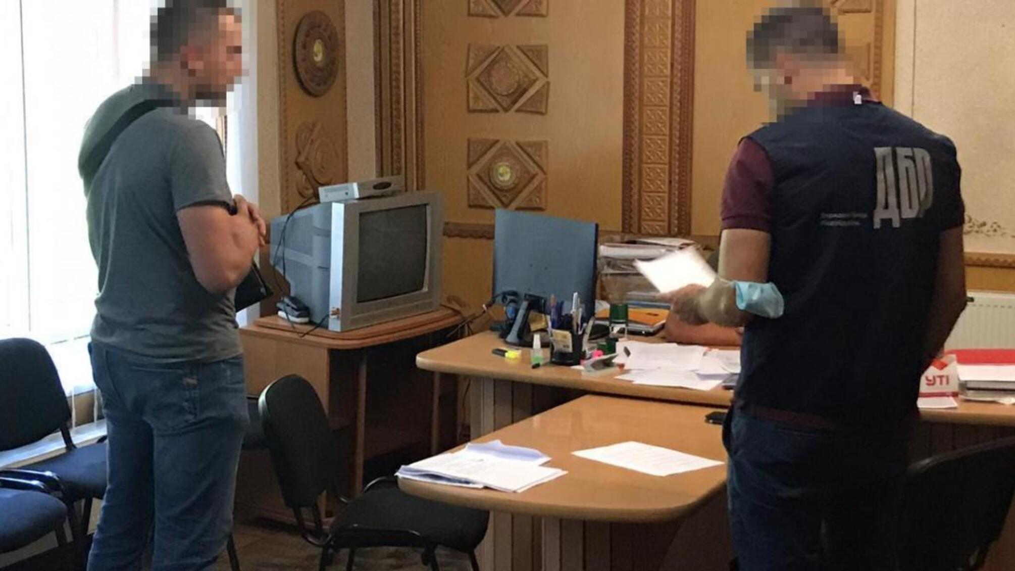 Пропозиція щомісячних хабарів правоохоронцю – ДБР затримало 7 керівників лісгоспів Івано-Франківщини