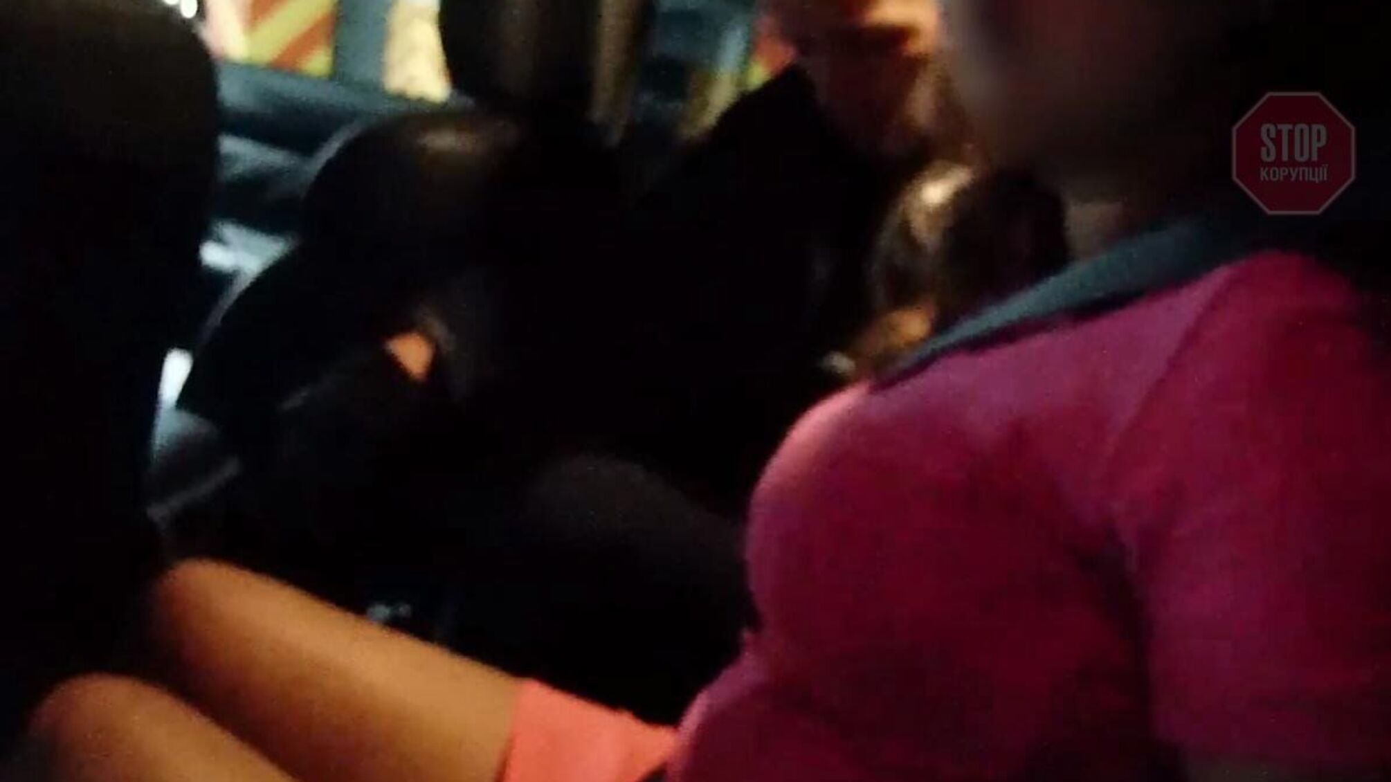 У Києві п'яна та пишногруда водійка автомобіля Toyota намагалась підкупити копів (відео)