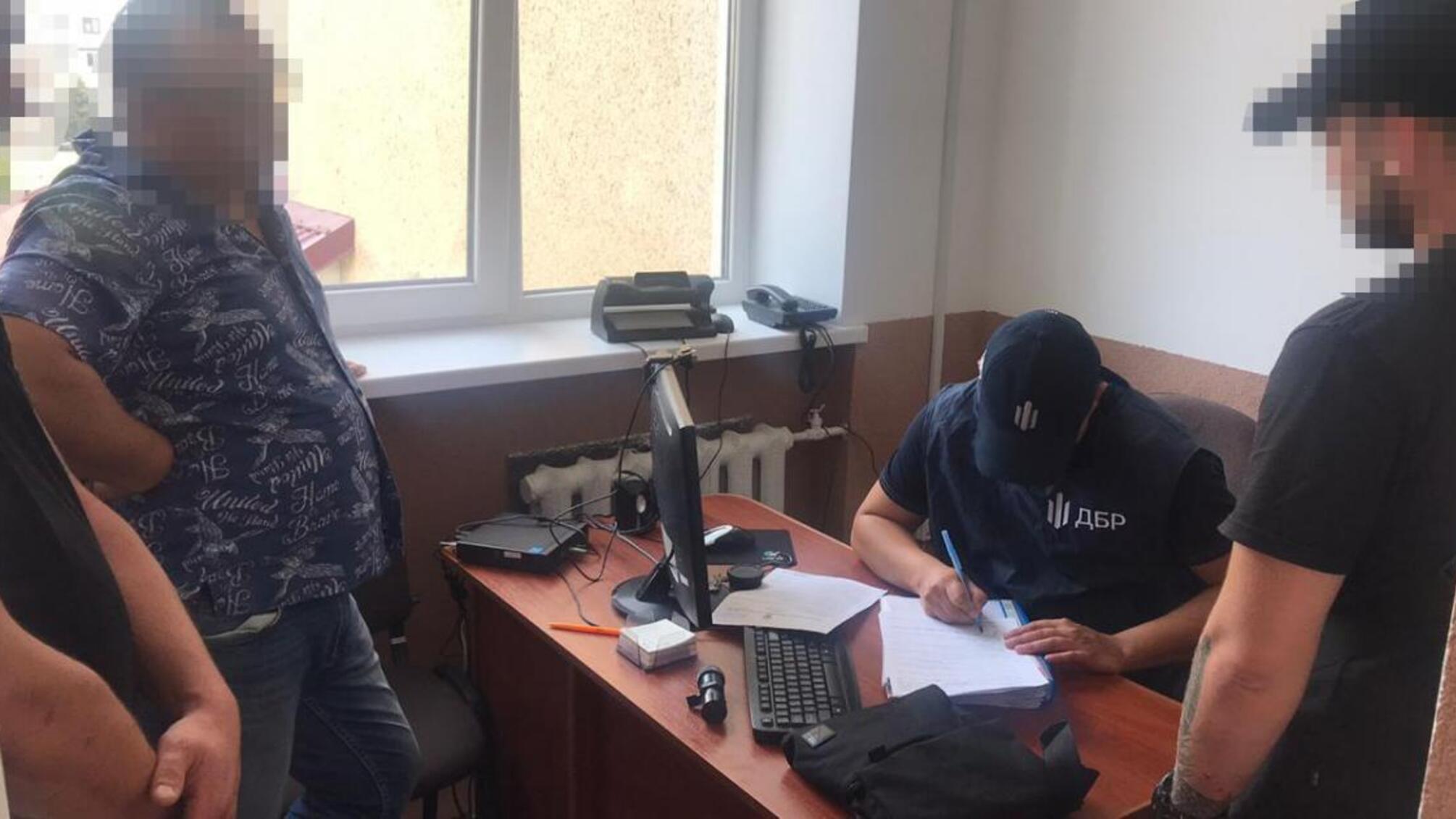 ДБР викрило злочинну групу, яка переправляла до України іноземців за підробленими паспортами