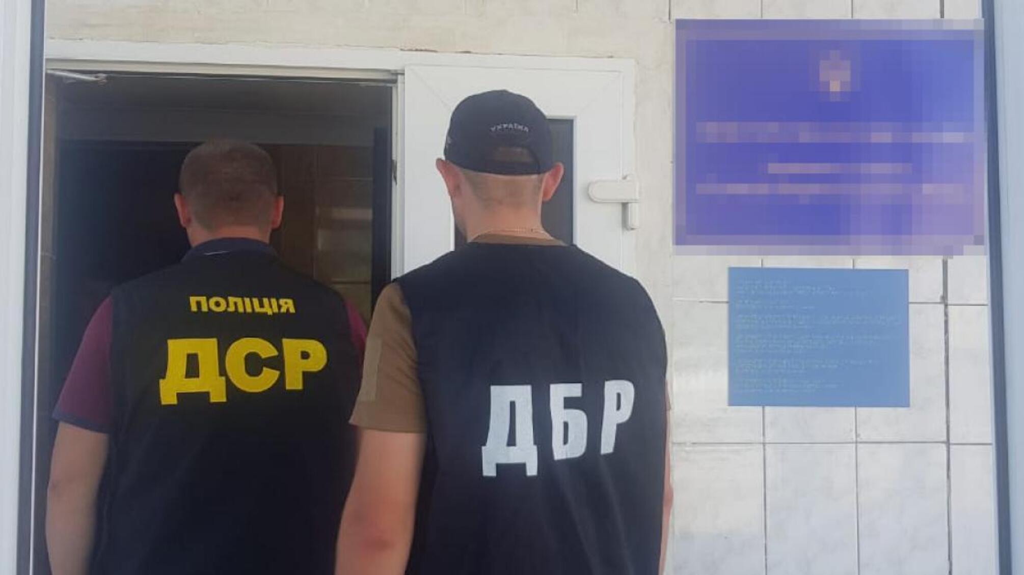 Привласнення 250 000 гривень виділених на зарплату – ДБР повідомило про підозру начальнику та двом працівникам виправної установи