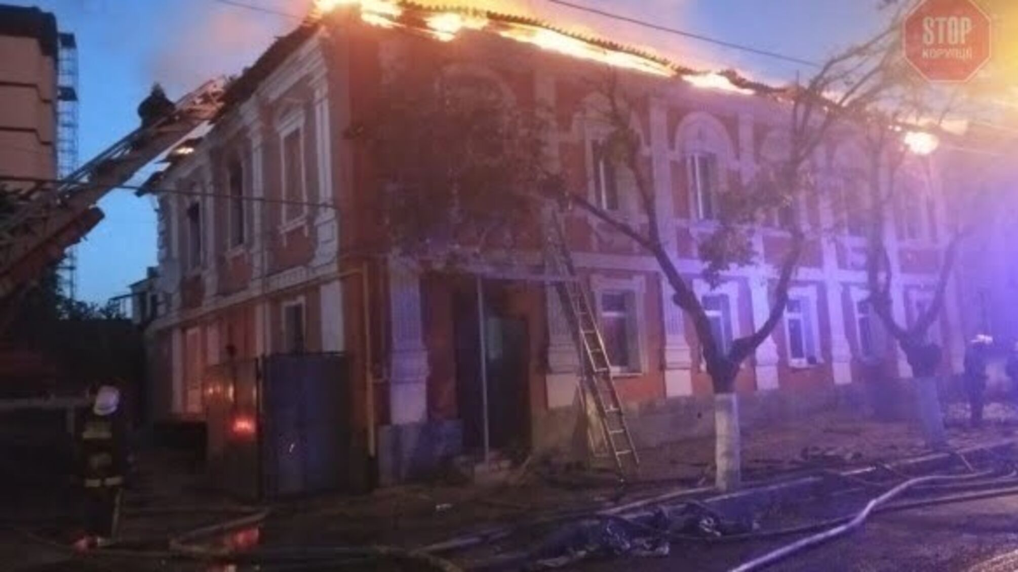 Двоє людей загинули: рятувальники ліквідували пожежу у Харкові (фото)