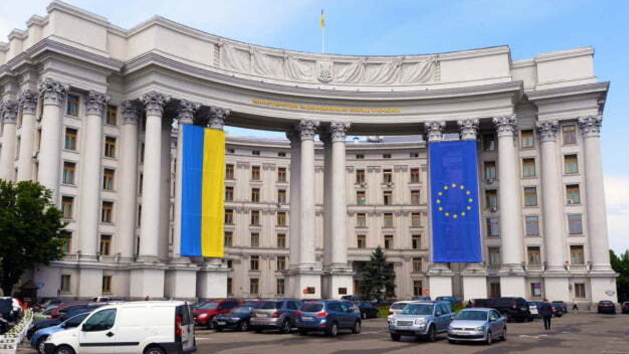 Україна ввела електронну чергу в усіх посольствах і консульствах