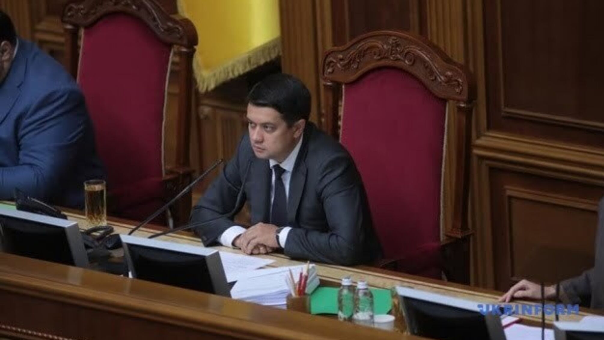 Разумков оголосив перерву в Раді й запросив на нараду керівників фракцій