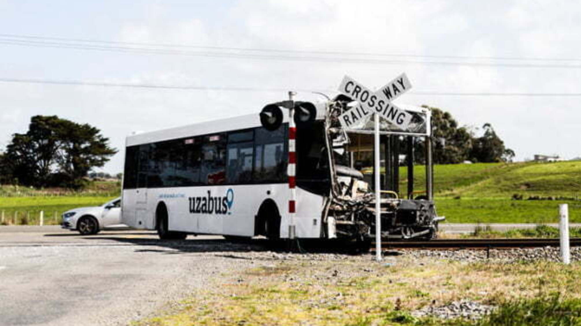 Поїзд та шкільний автобус зіштовхнулися у Новій Зеландії: десятки поранених