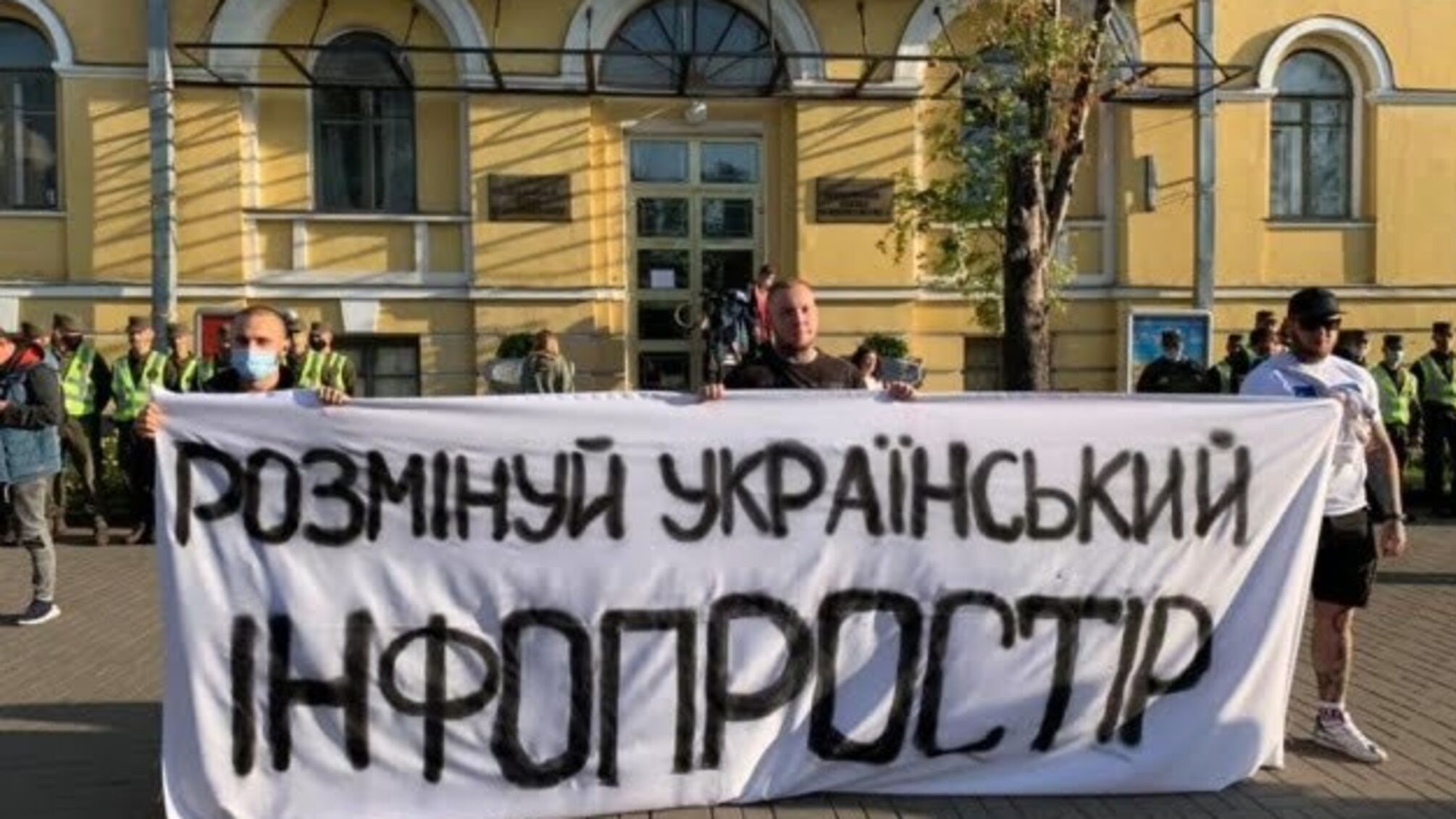 Нацкорпус пікетував NewsOne, '112 Україна' та ZIK